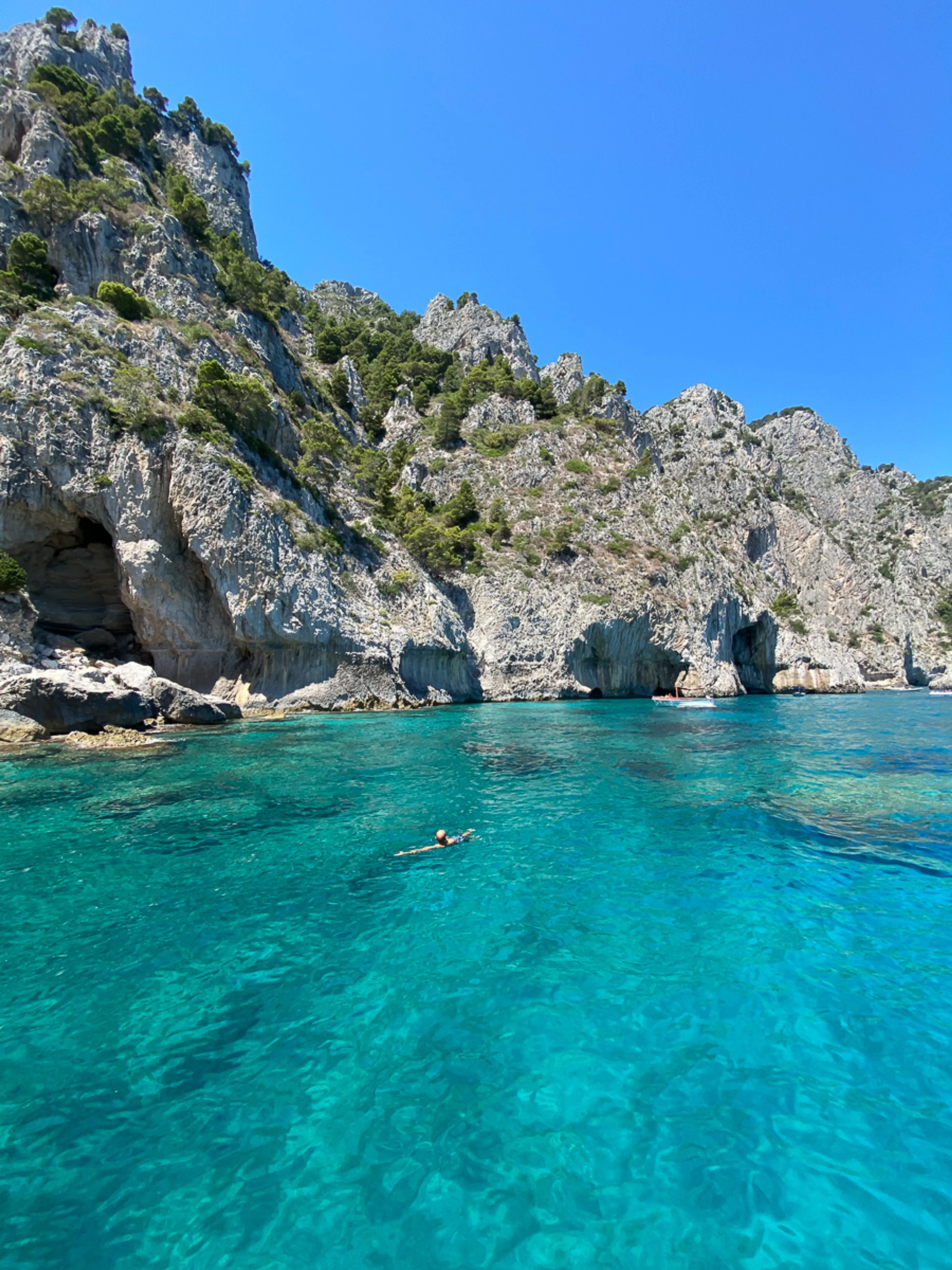 Persone a bordo di una barca Banana Sport vicino alla costa di Capri