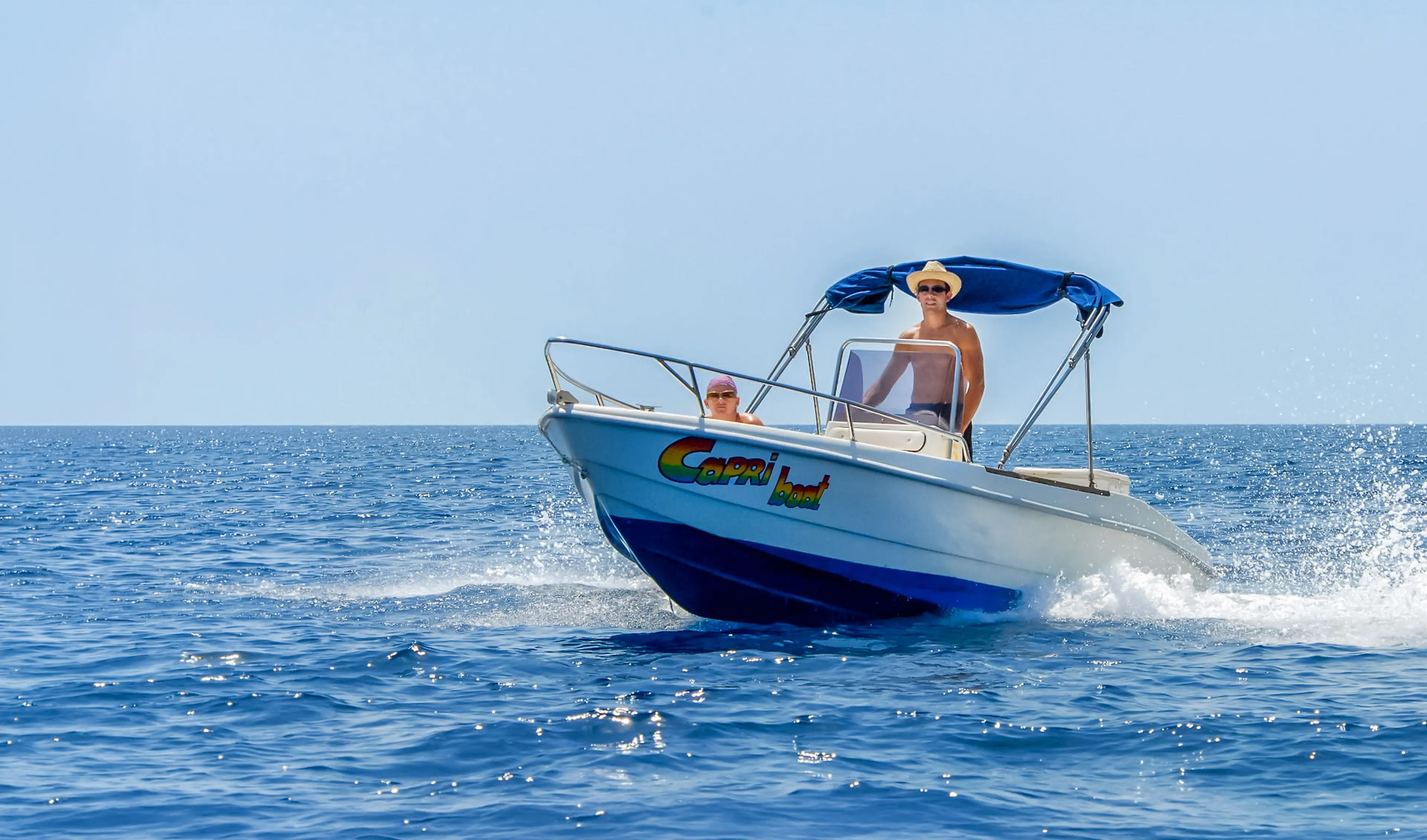 Barca Banana Sport in navigazione in mare aperto al largo di Capri