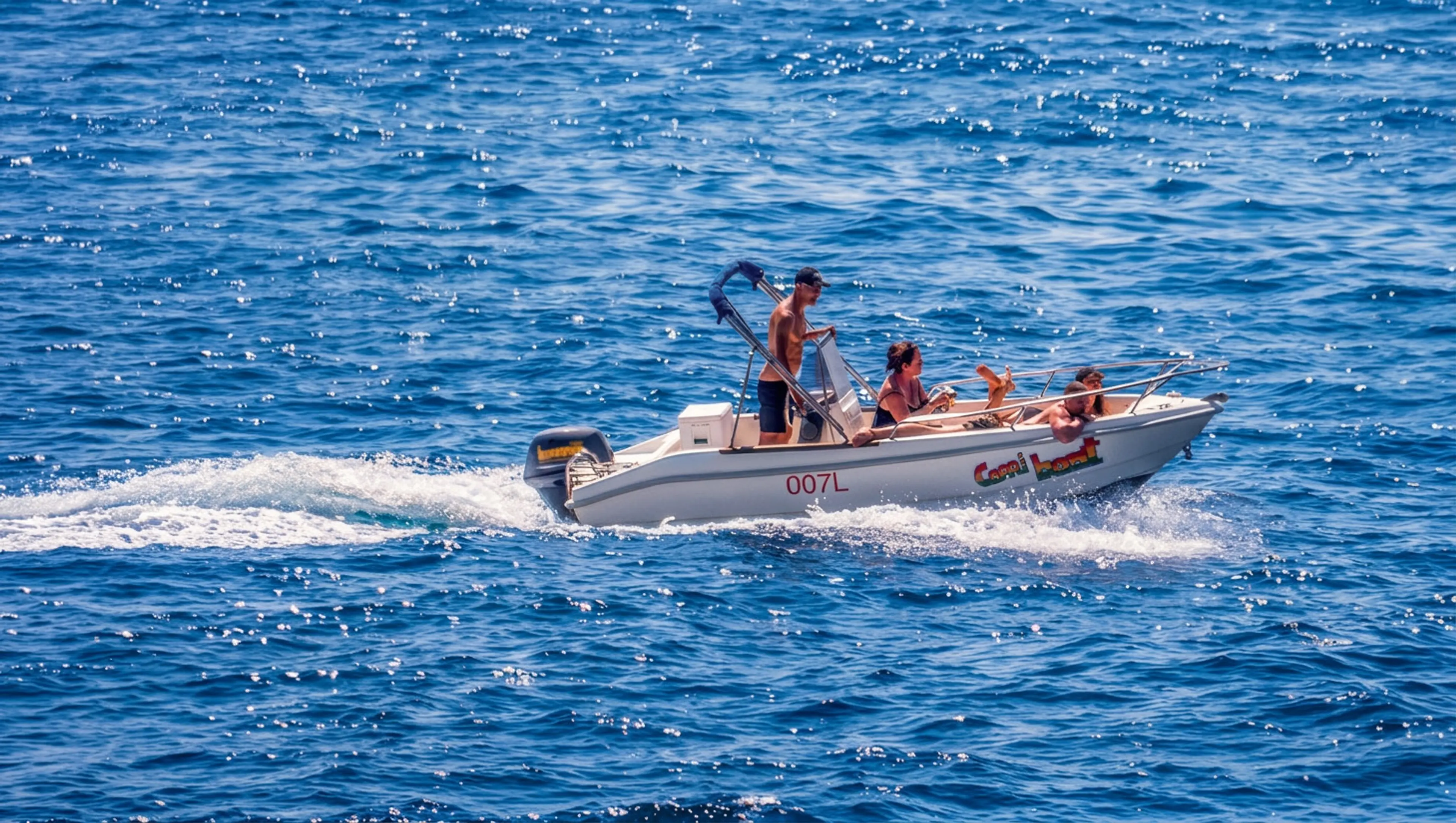 Piccolo gruppo a bordo di una barca a noleggio sul mare blu
