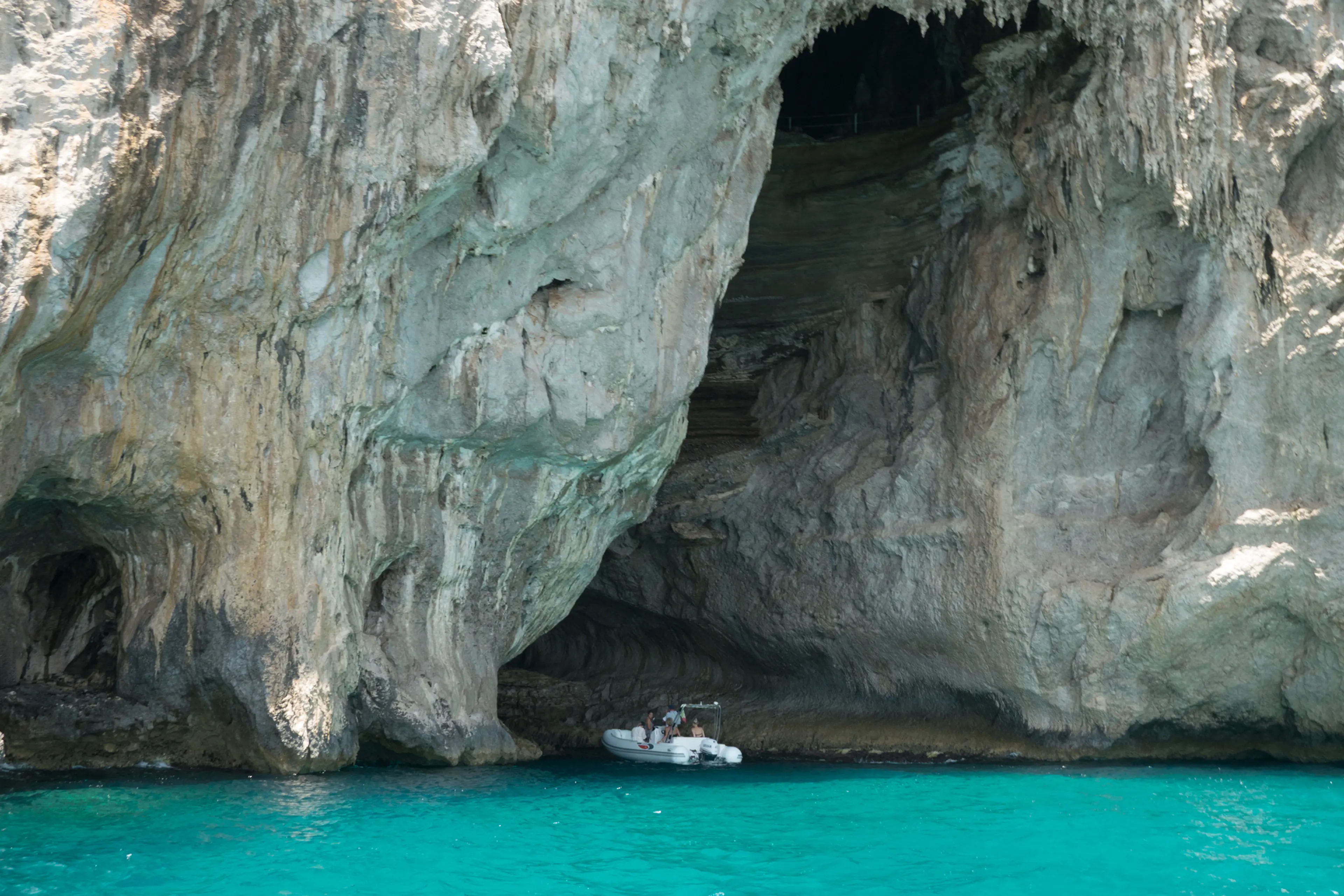 Ingresso luminoso di grotta tra le scogliere sulla costa orientale di Capri