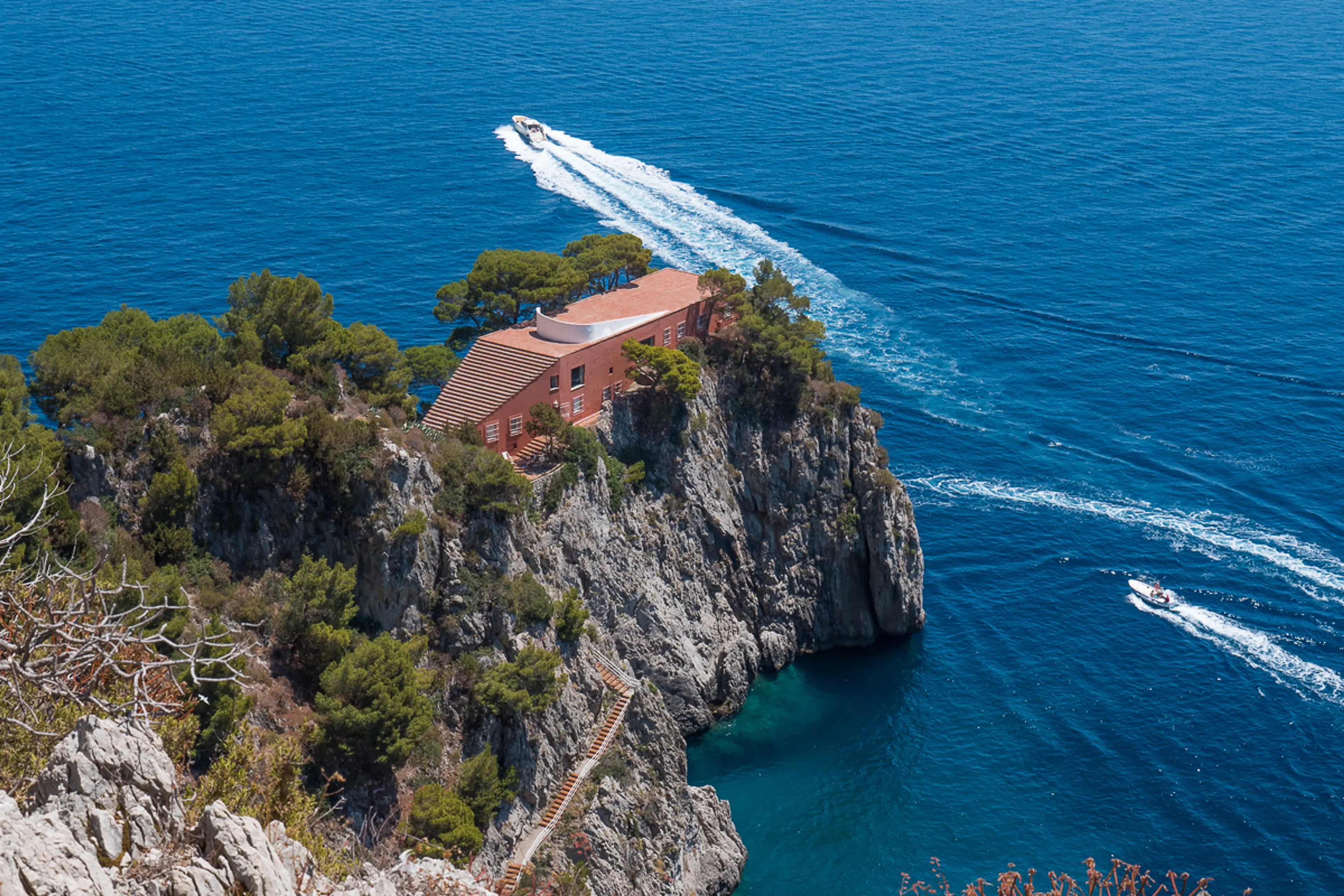 Promontorio sulla costa orientale di Capri visto dal mare con una barca
