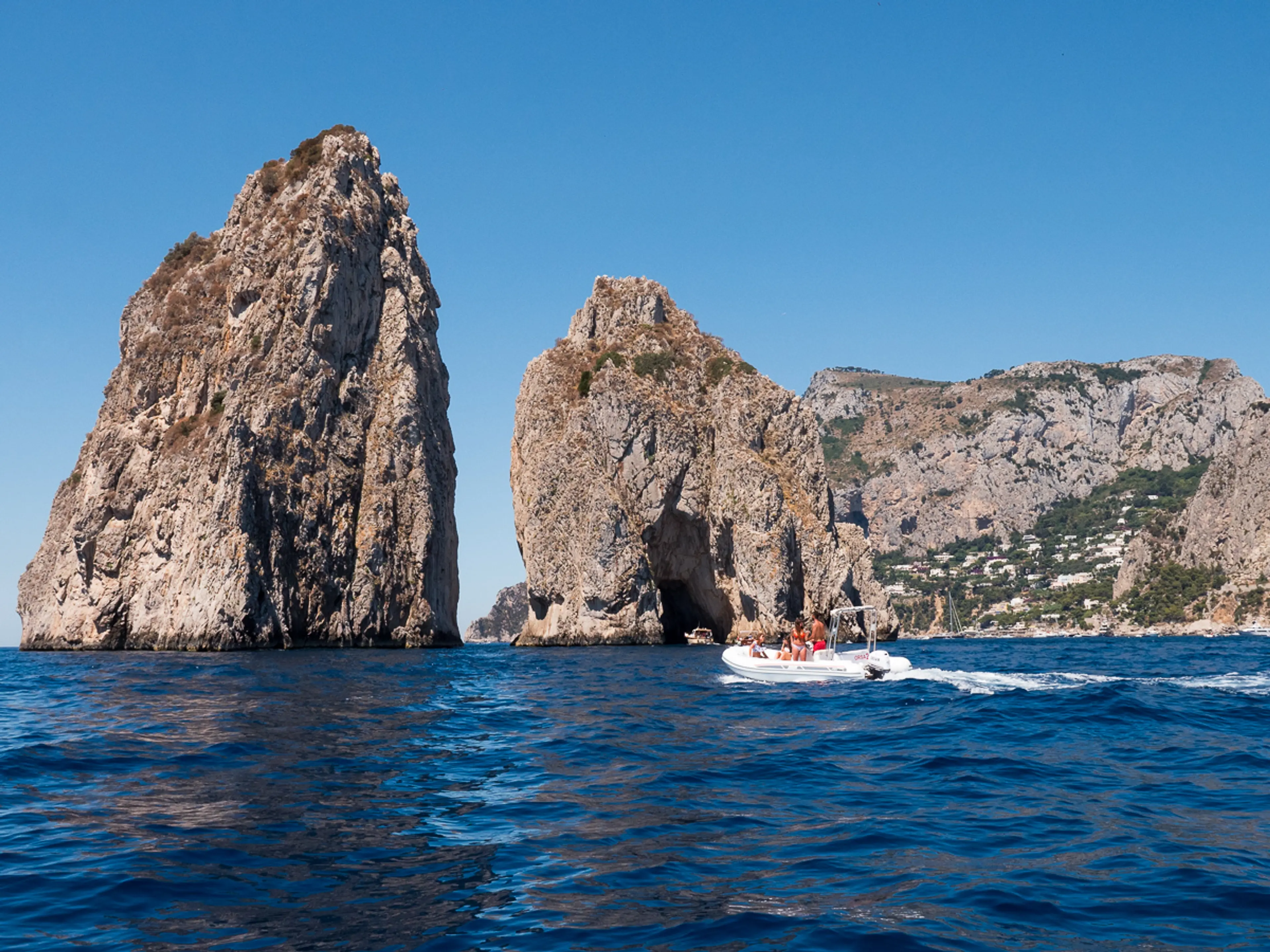 I Faraglioni di Capri visti da vicino dal mare