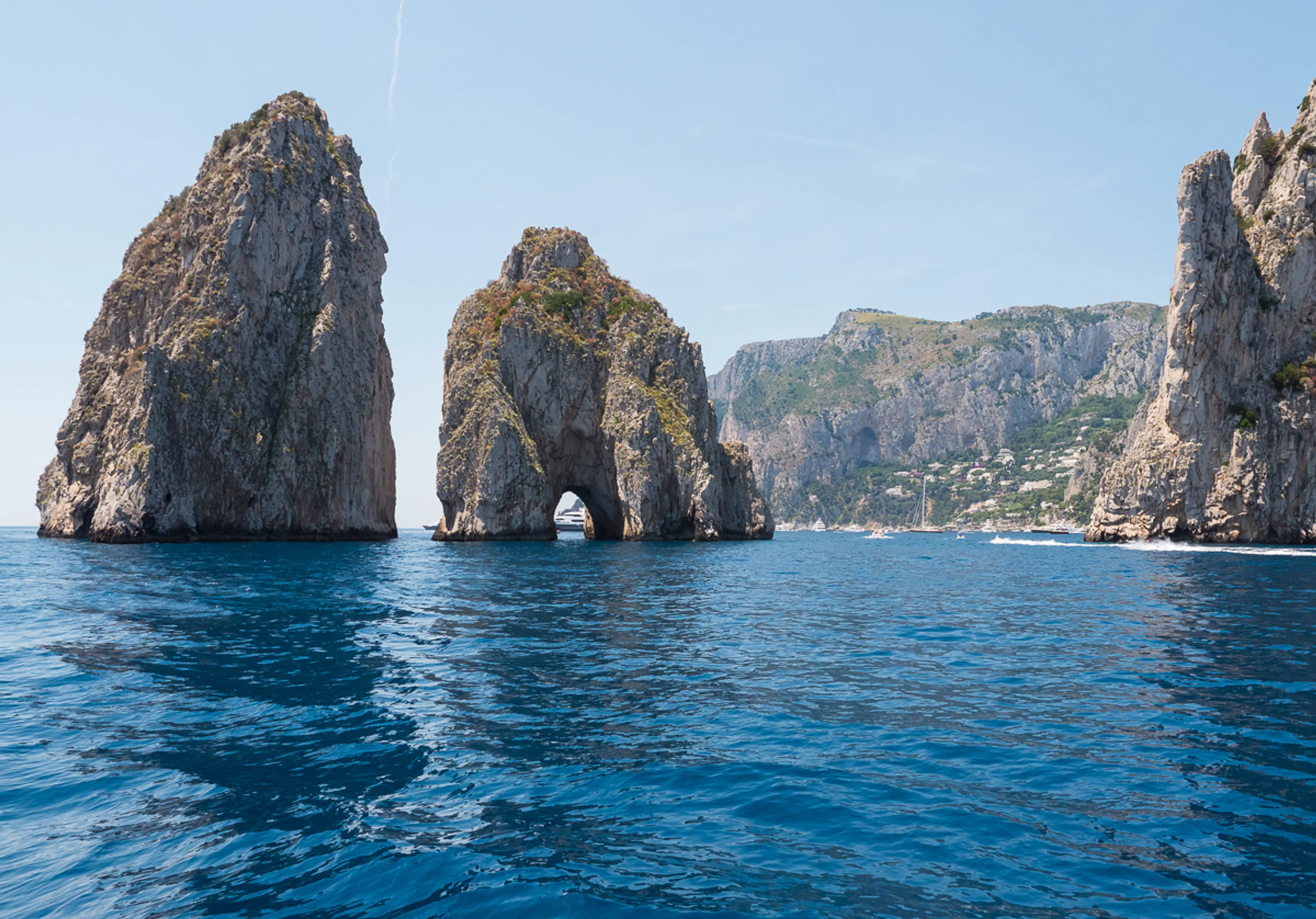 I Faraglioni che si alzano dal mare al largo di Capri