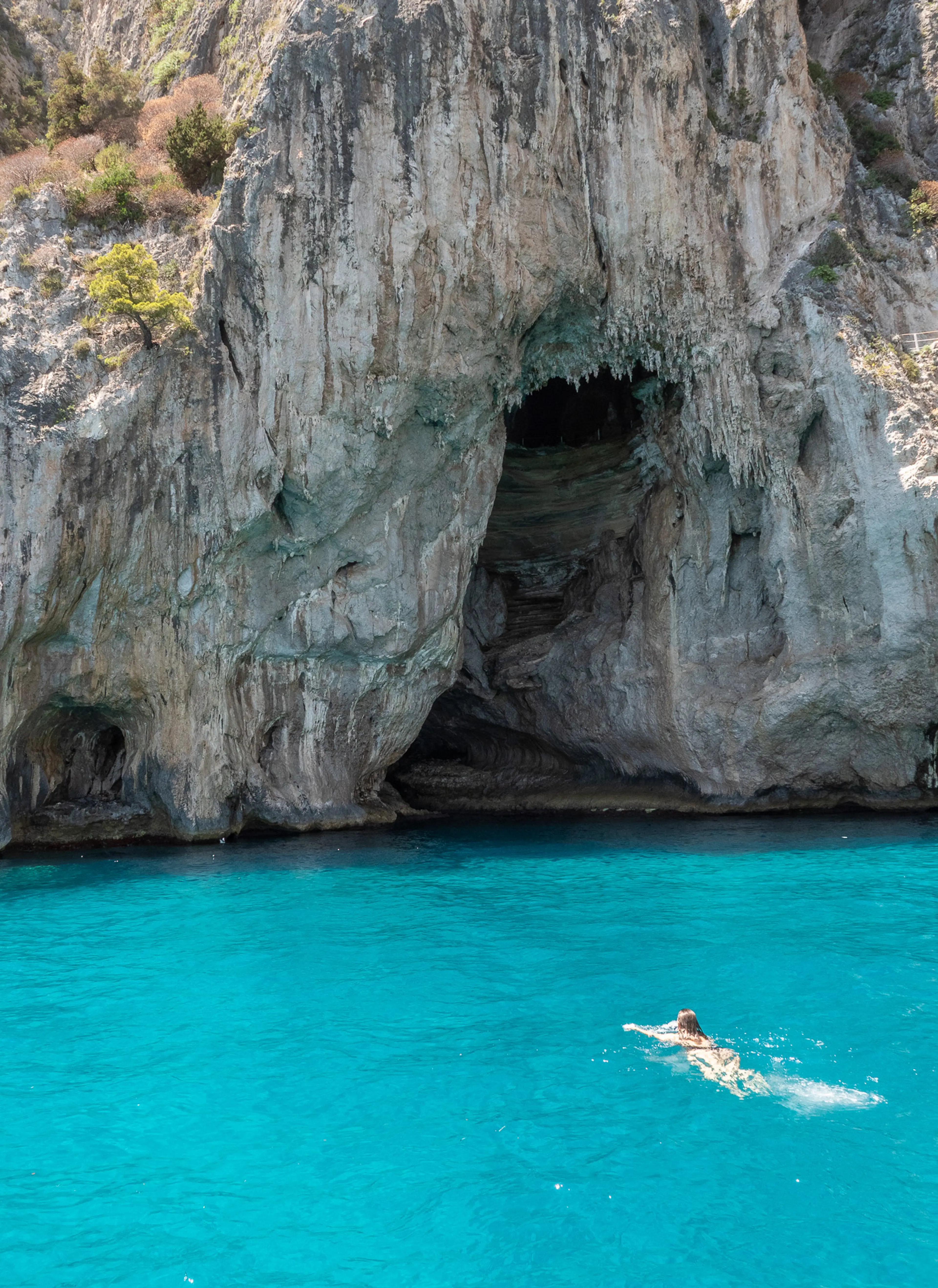 Barca open con passeggeri lungo le scogliere di Capri