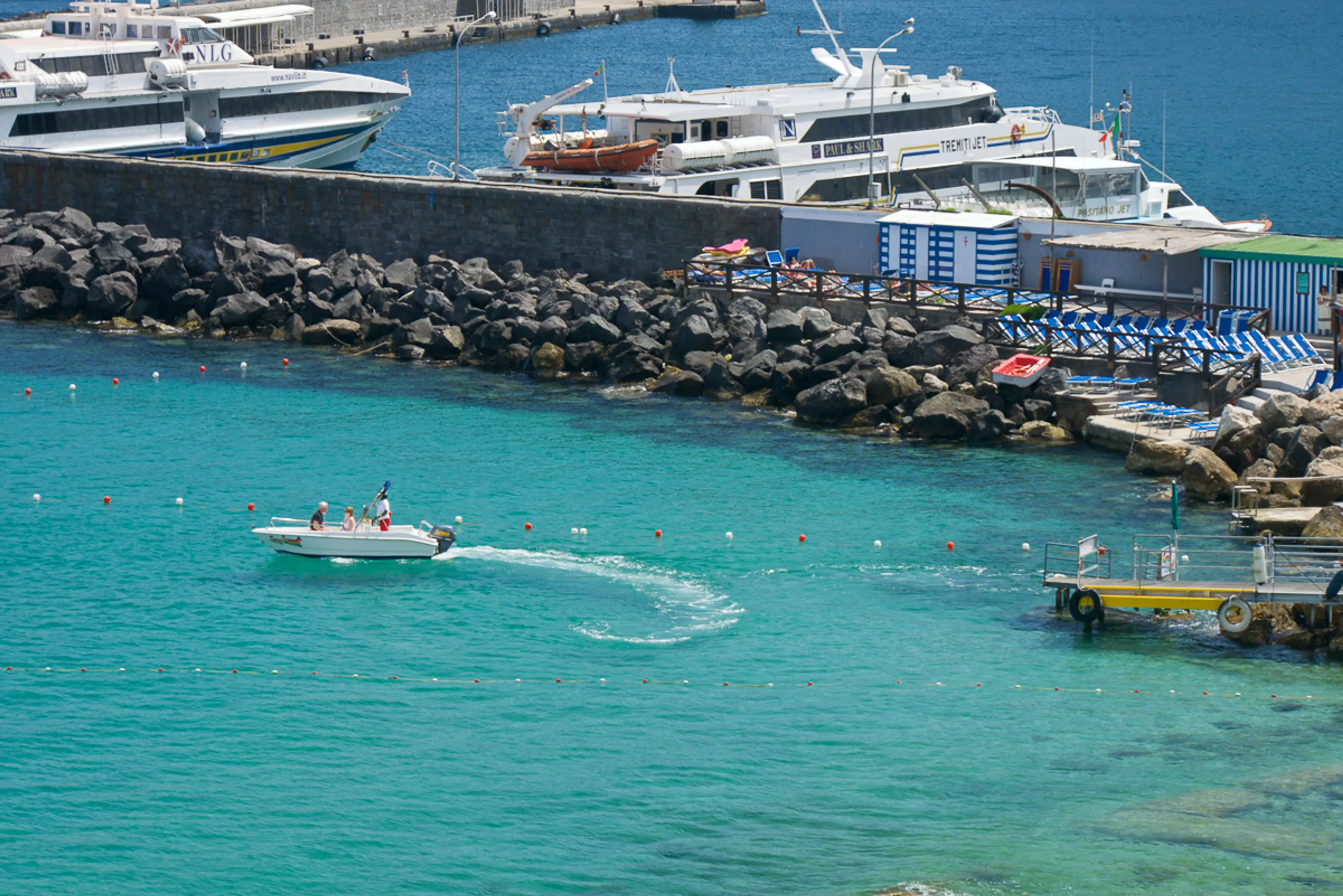Il porto di Marina Grande a Capri, dove arrivano traghetti e aliscafi