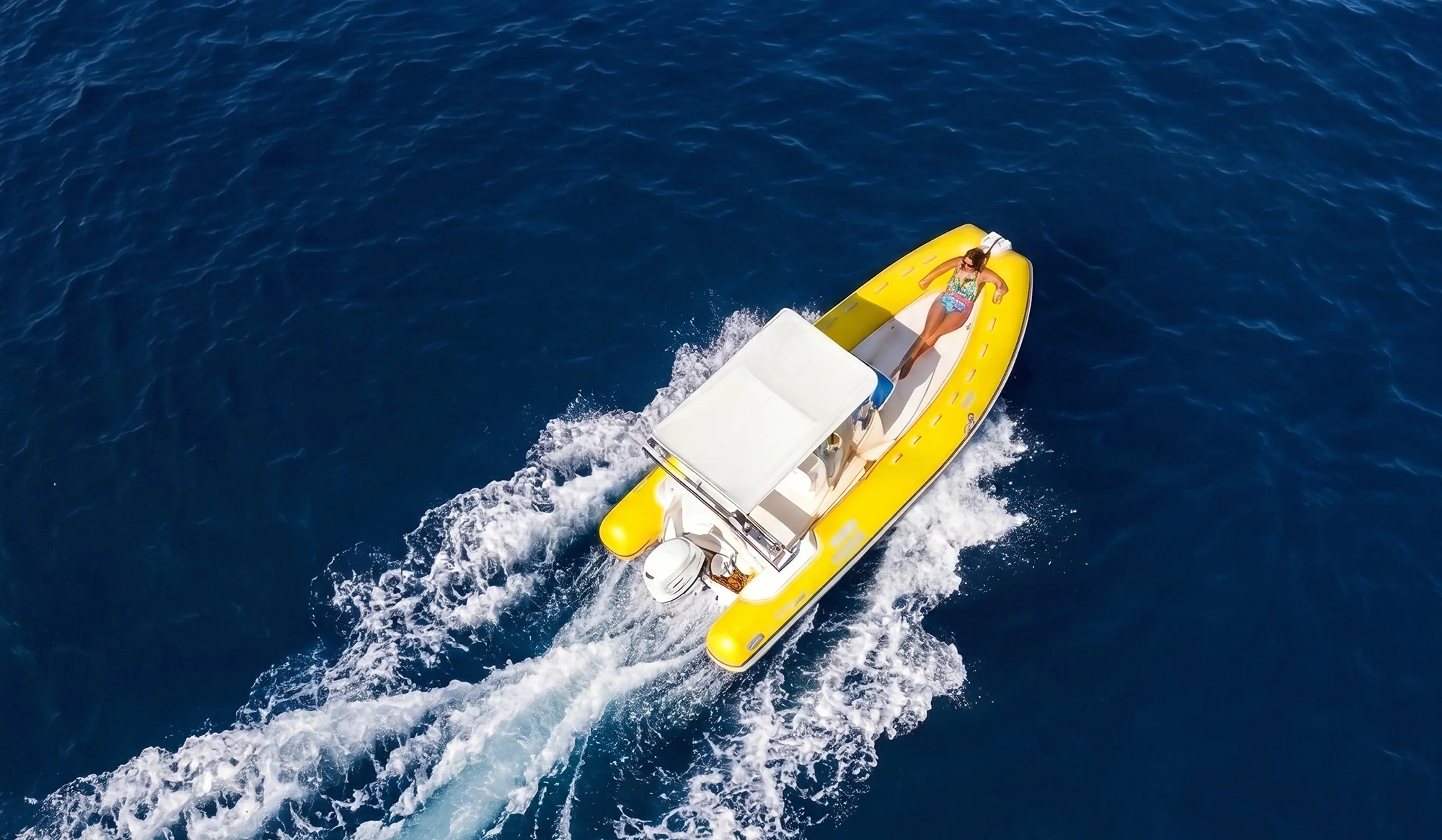 Gommone Banana Sport a noleggio sull'acqua turchese di Capri