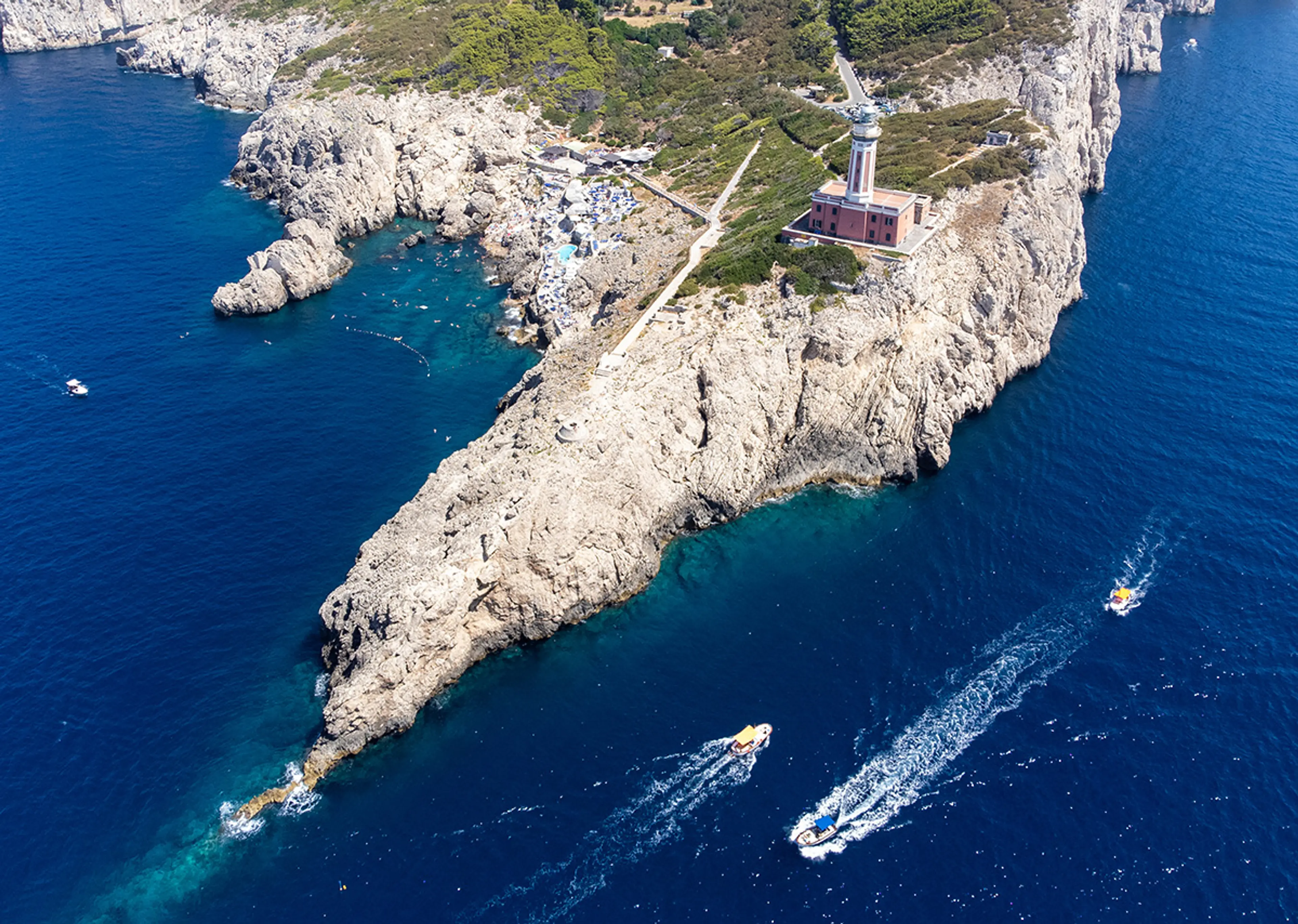Promontorio roccioso e caletta tranquilla sulla costa sud-occidentale di Capri