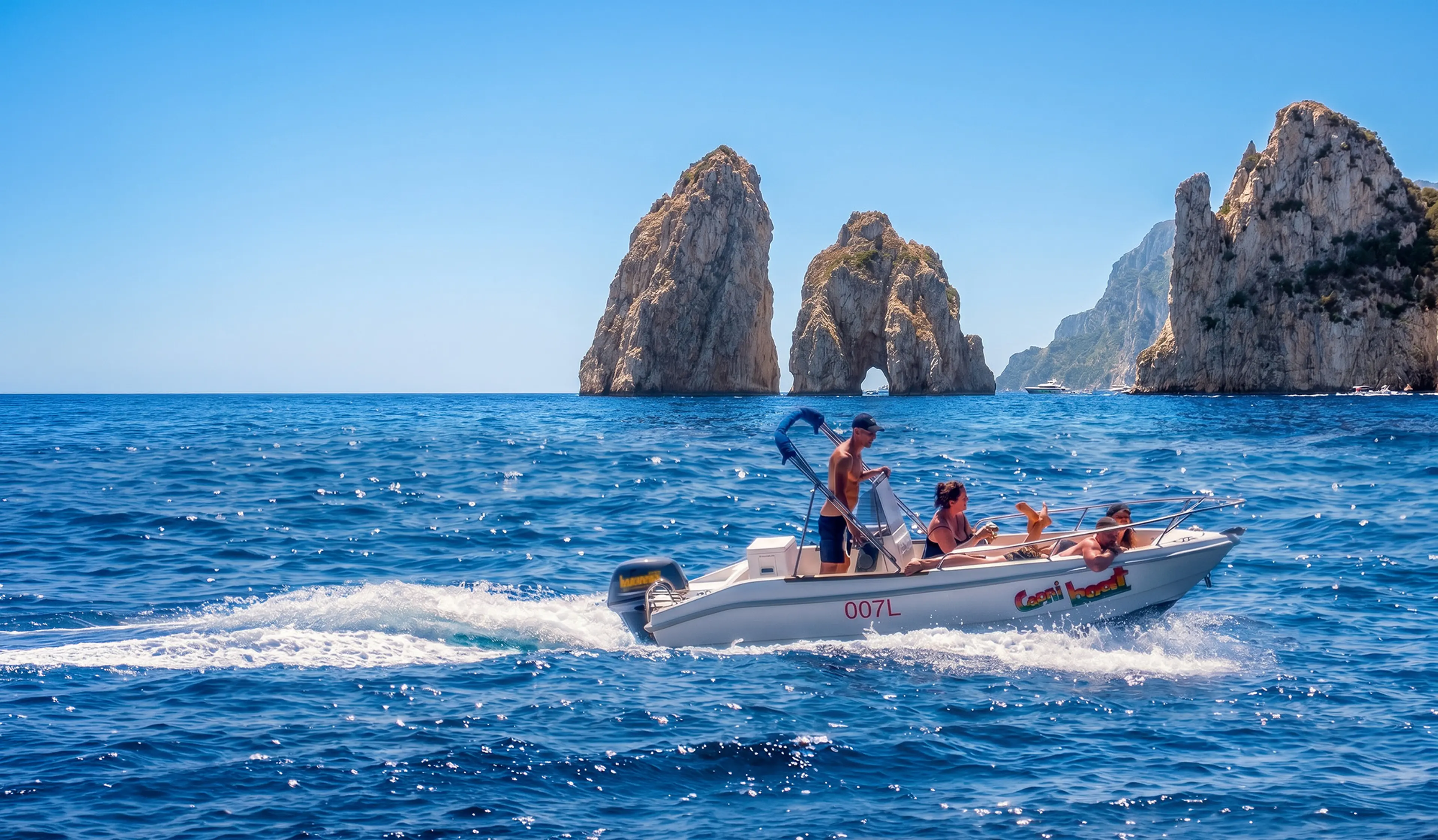 Barca Banana Sport in navigazione davanti ai Faraglioni di Capri, Italia