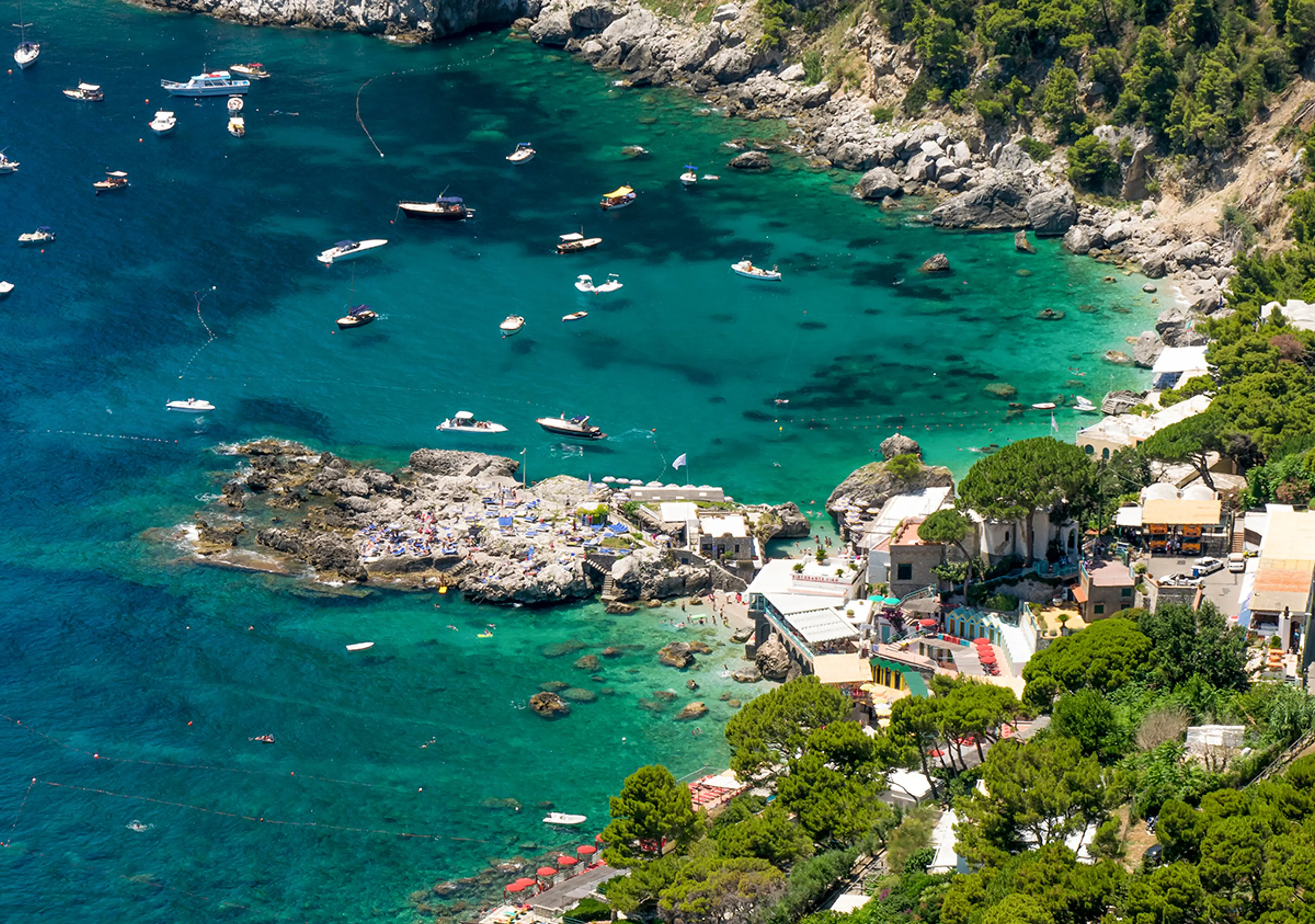 Spiaggia soleggiata e calette a Marina Piccola sul lato sud di Capri