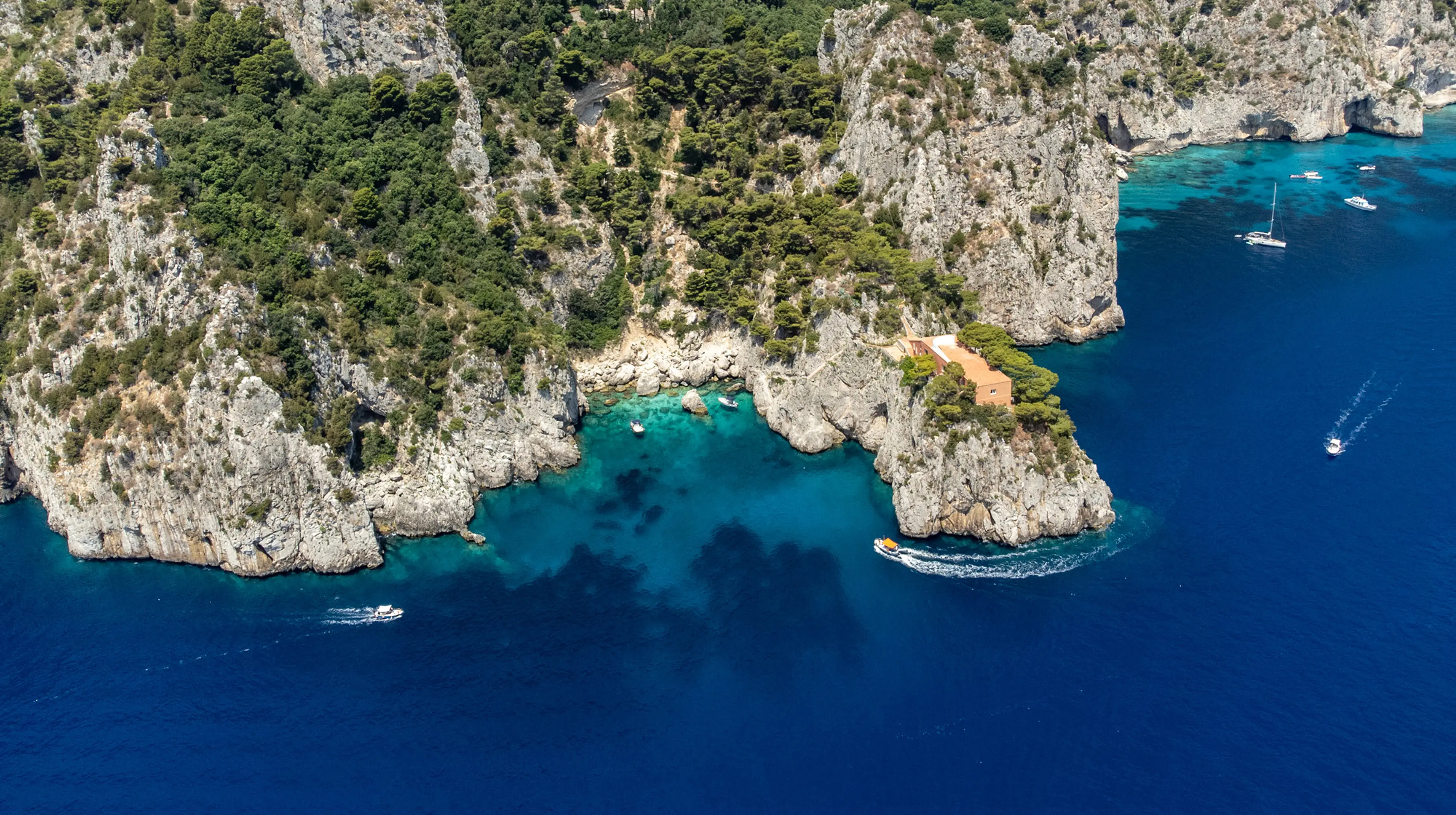 Barca Banana Sport in navigazione lungo la costa di Capri