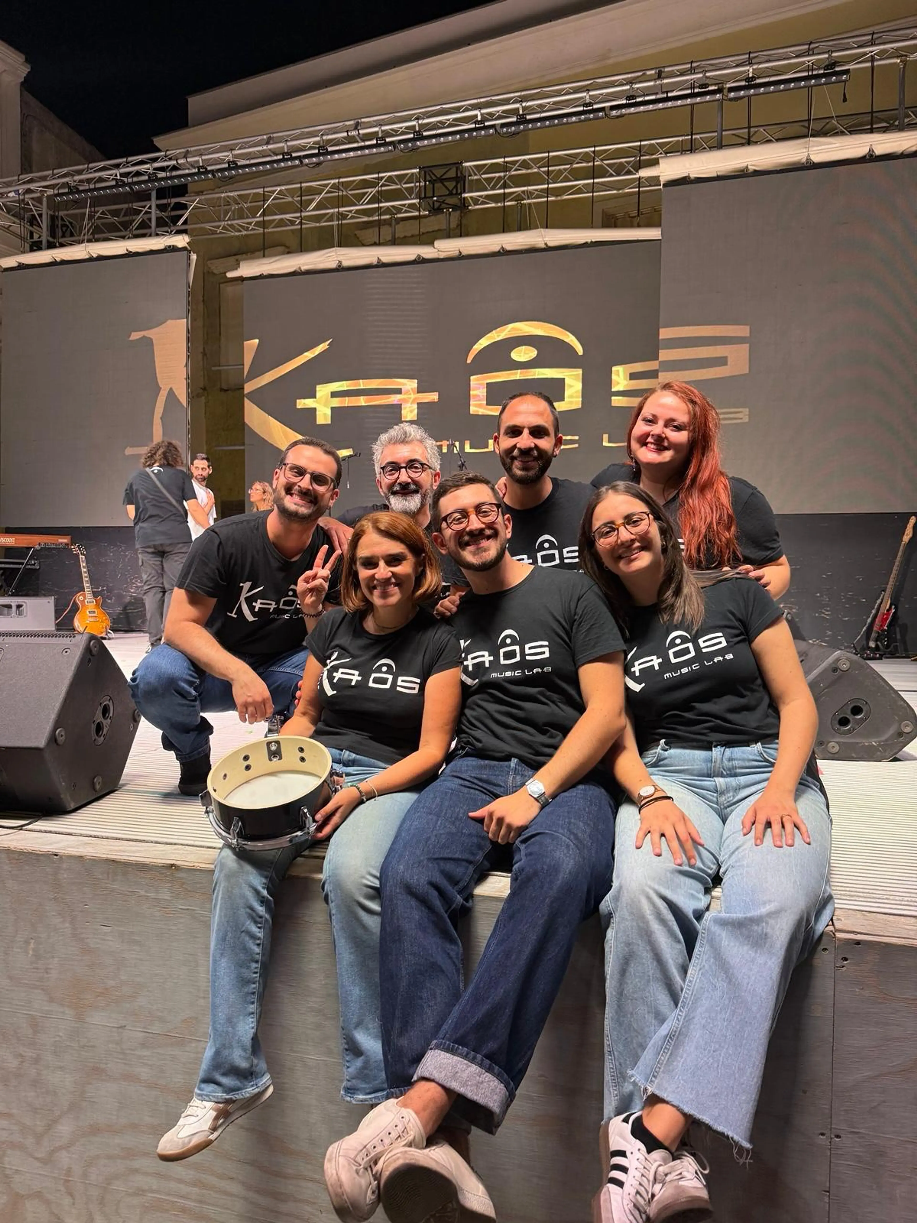 Il gruppo Kaos Music Lab insieme sul palco
