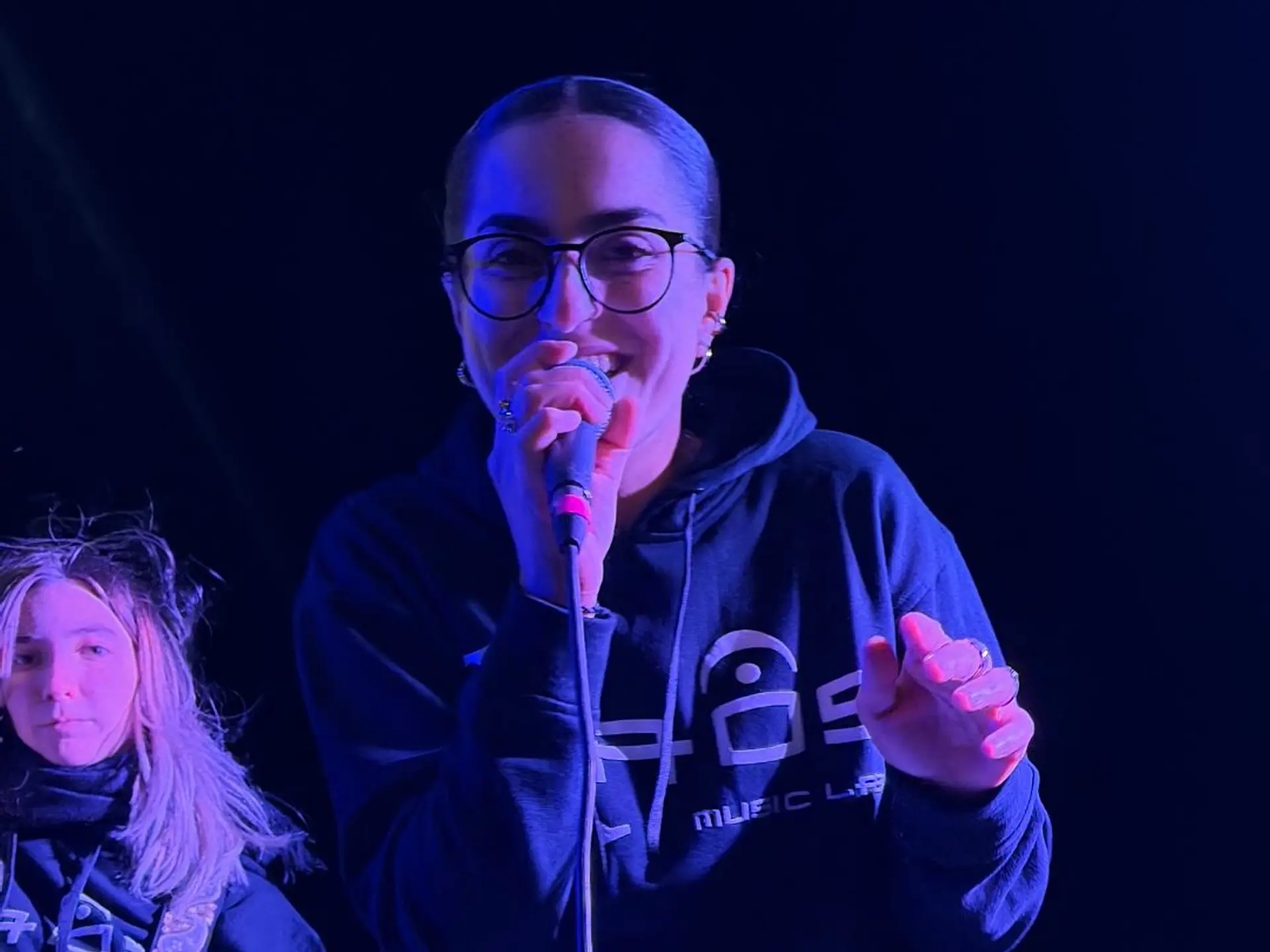 Allieva al microfono durante un concerto Kaos