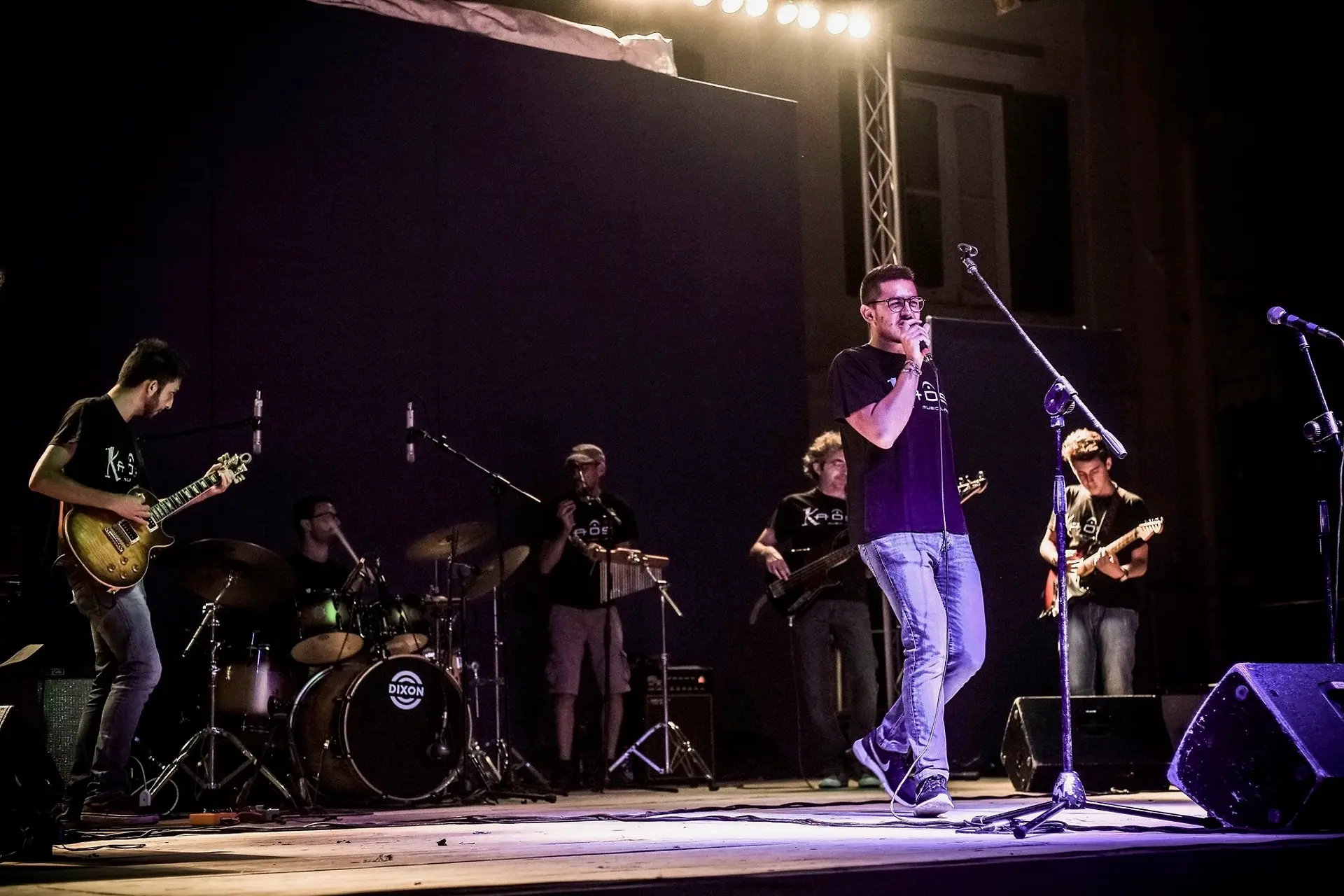 Band Kaos sul palco durante un concerto