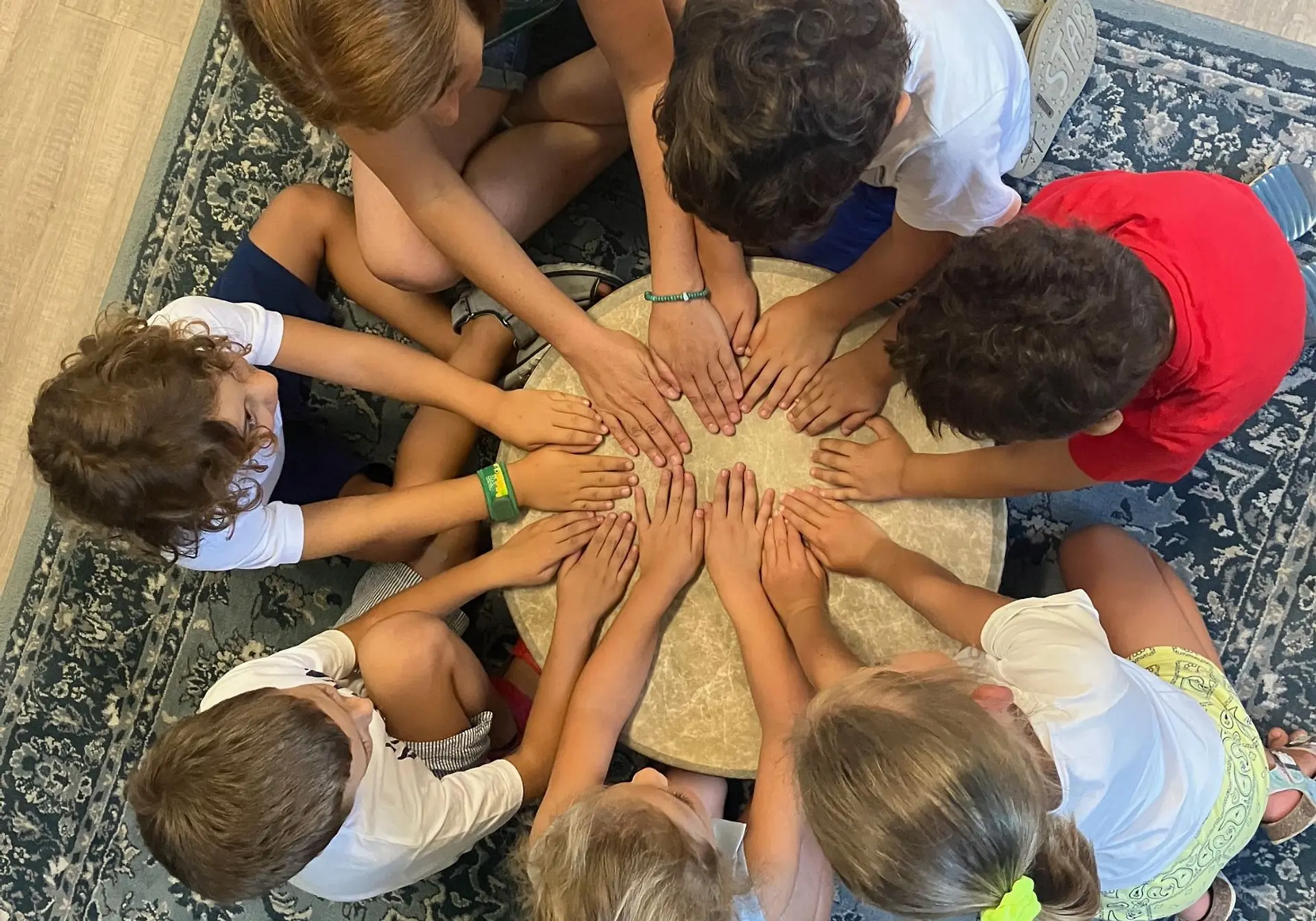 Bambini Kaos Kids durante un'attività musicale di gruppo