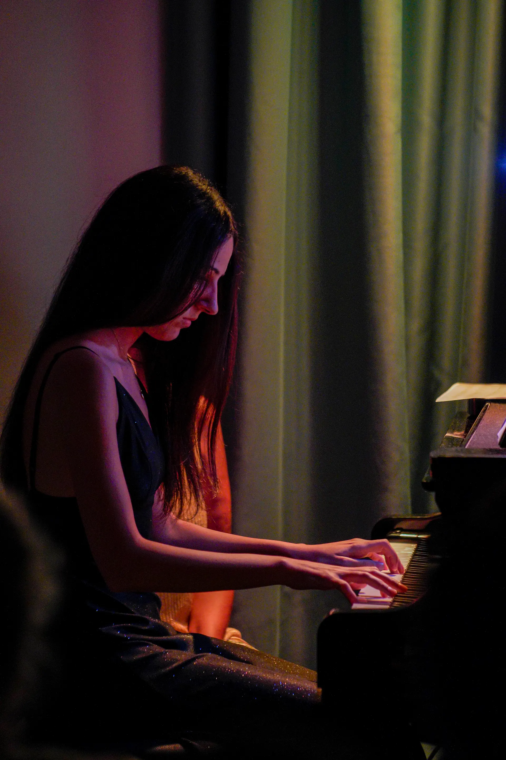 Allieva al pianoforte durante un concerto