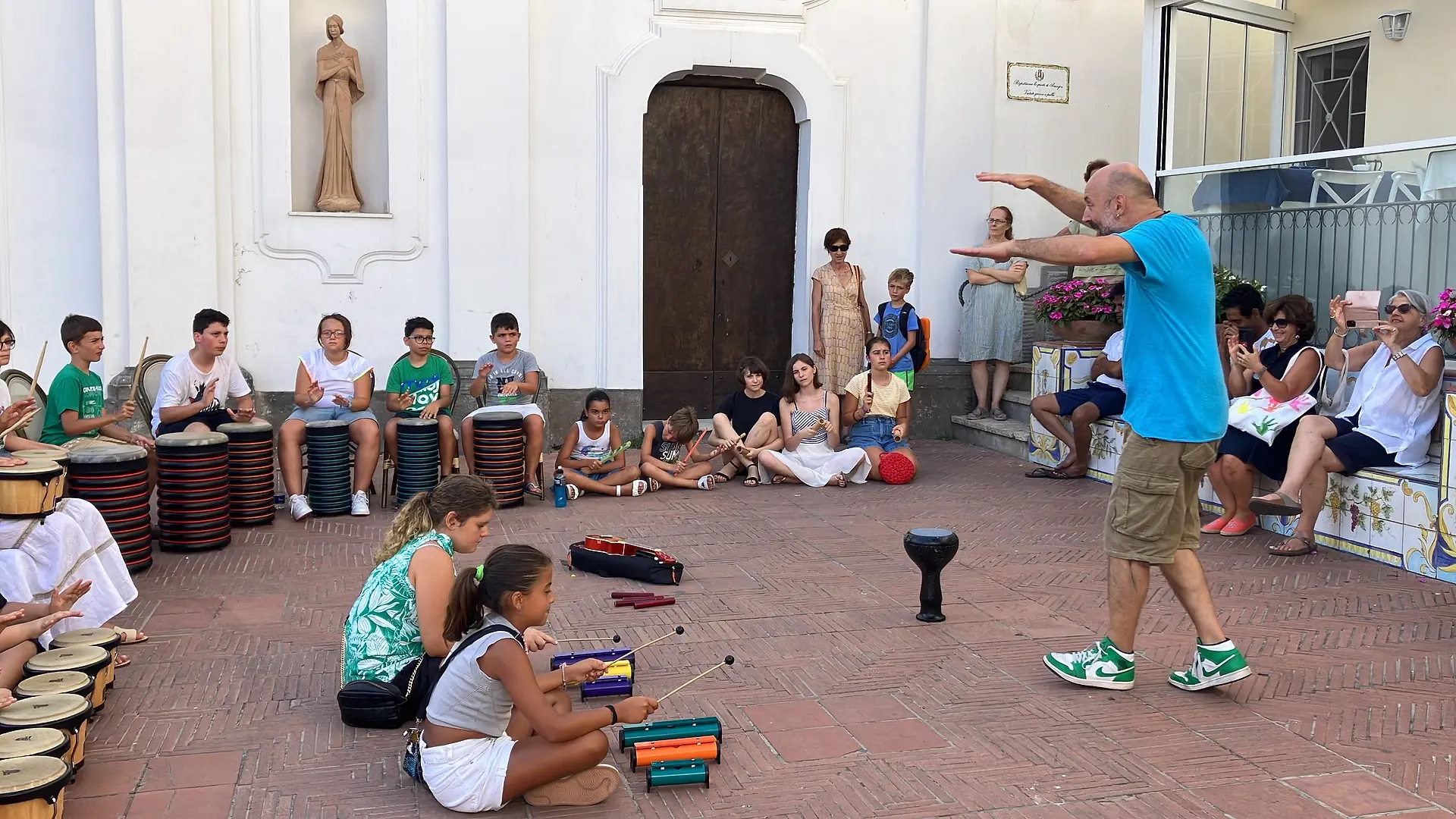 Bambini e ragazzi durante un laboratorio della Settimana della Musica