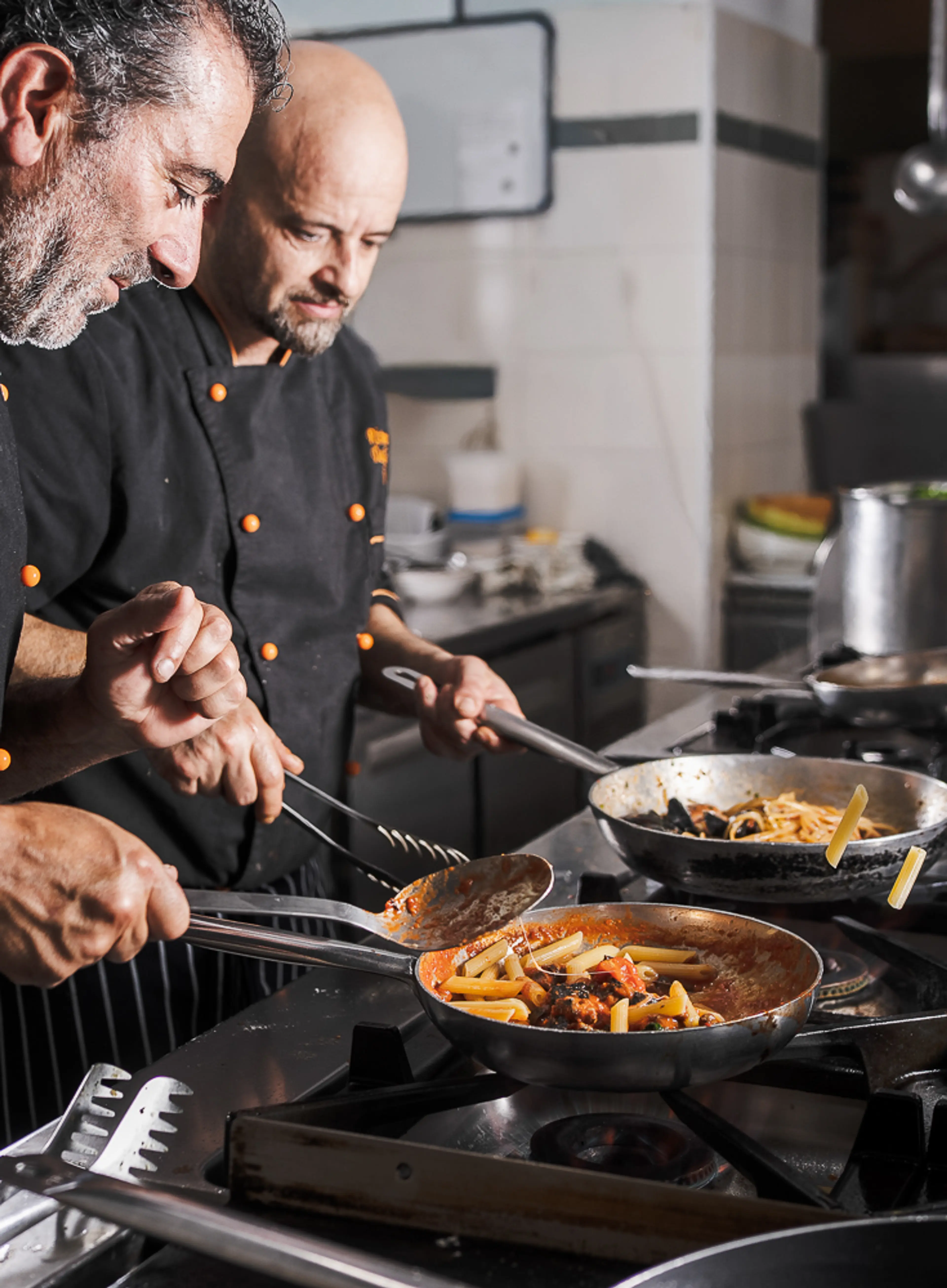 Chef in cucina davanti ai fornelli