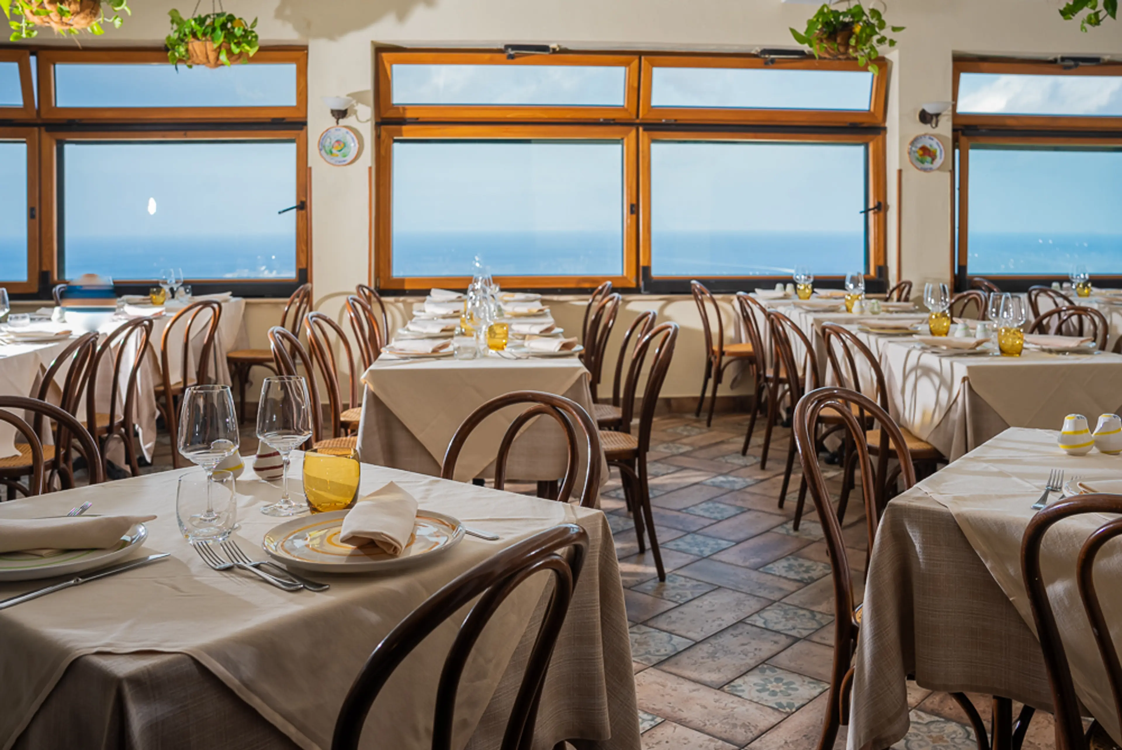 Tavolo apparecchiato con vista mare