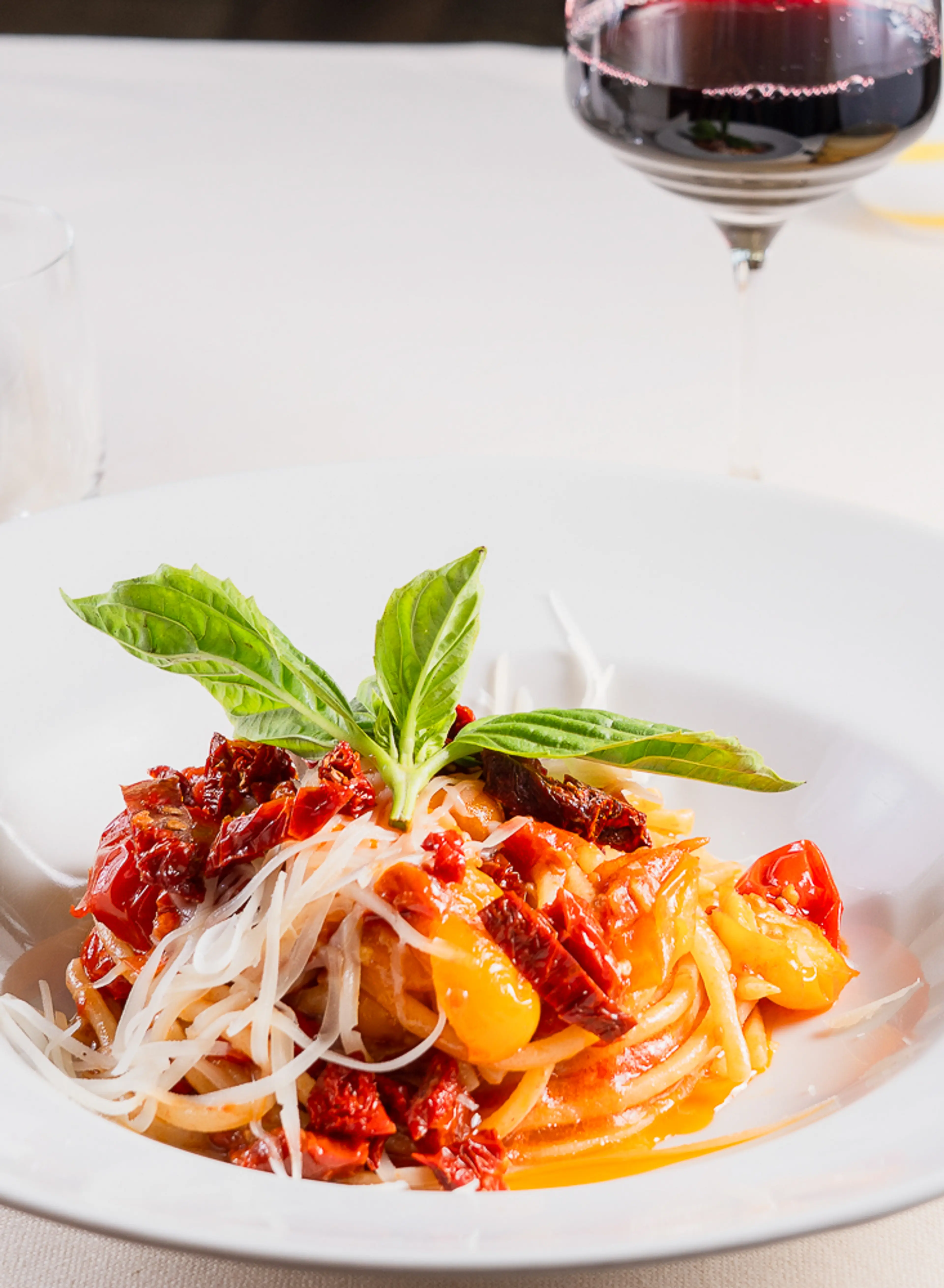 Linguine con pomodorini secchi e basilico