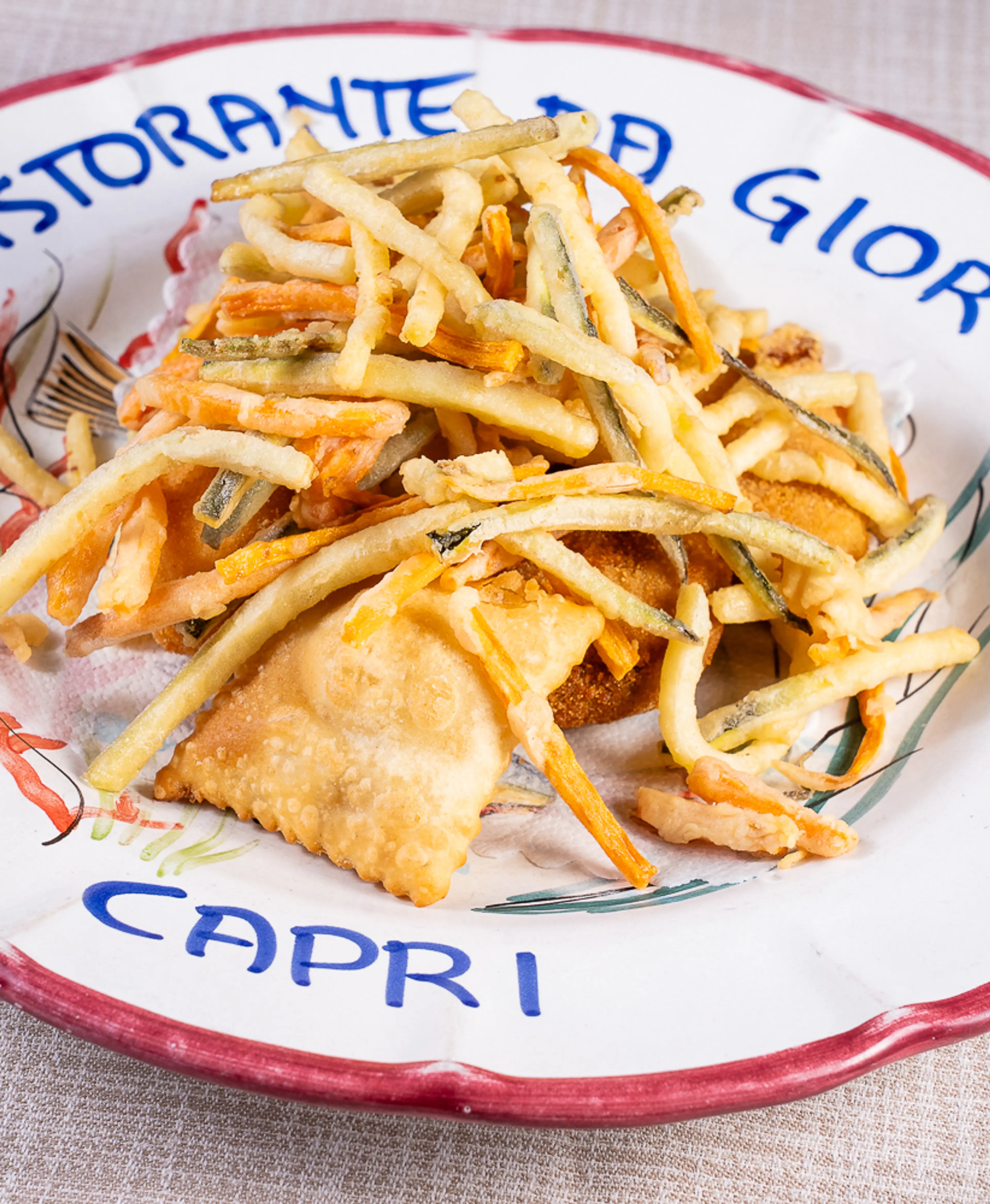 Ravioli fritti con verdure fritte