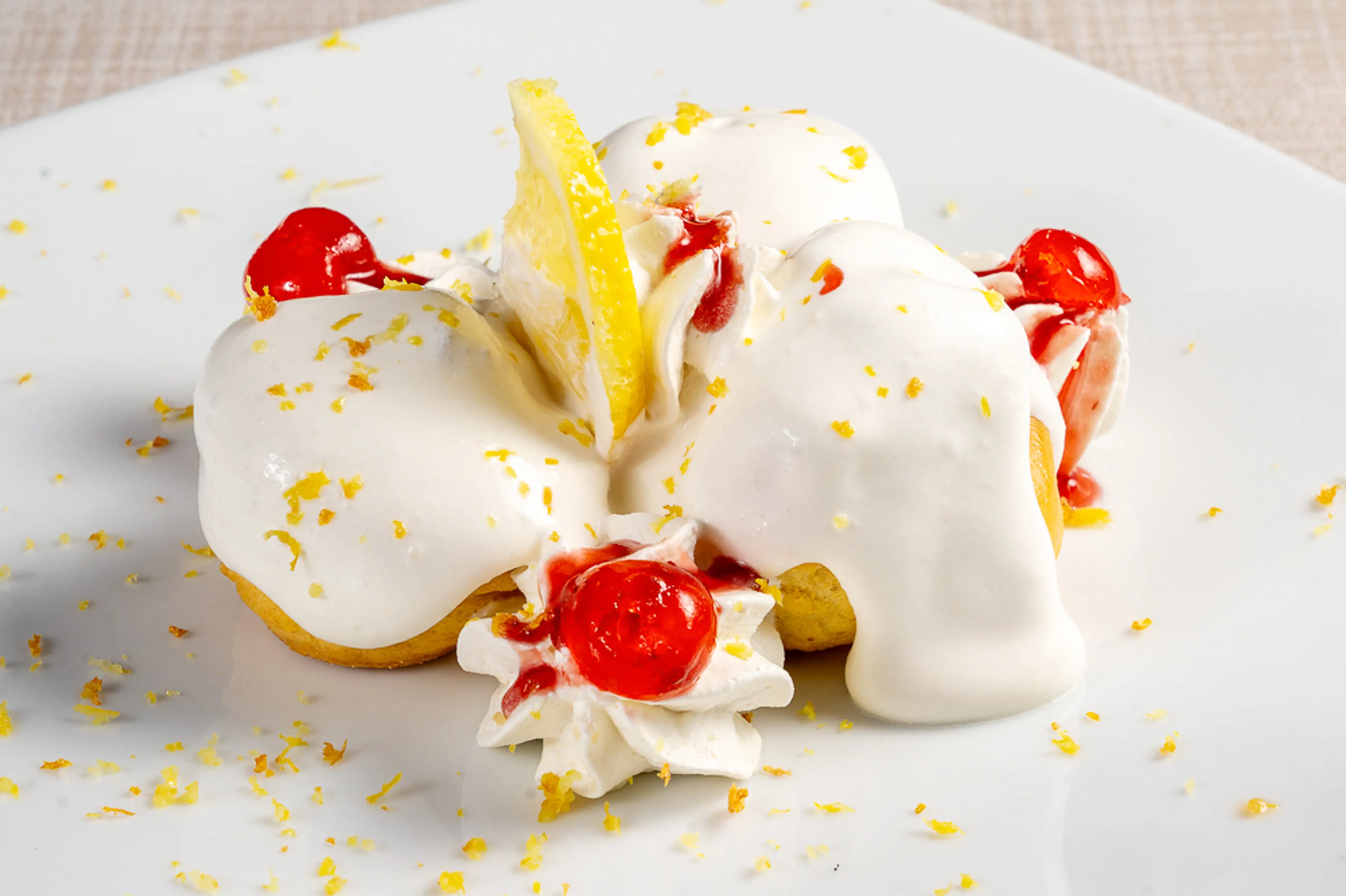 Delizia al limone con ciliegie
