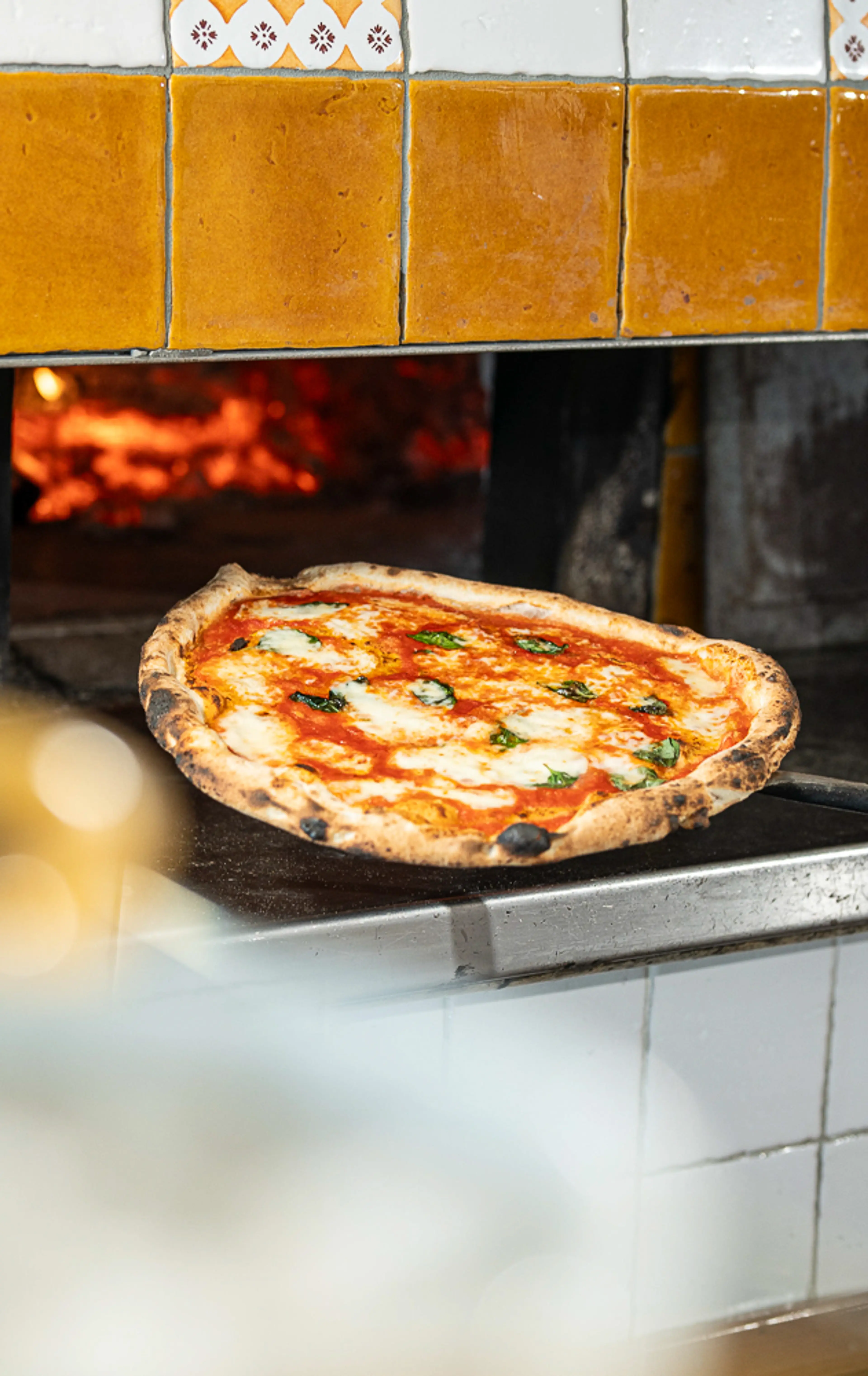 Pizza margherita dal forno a legna