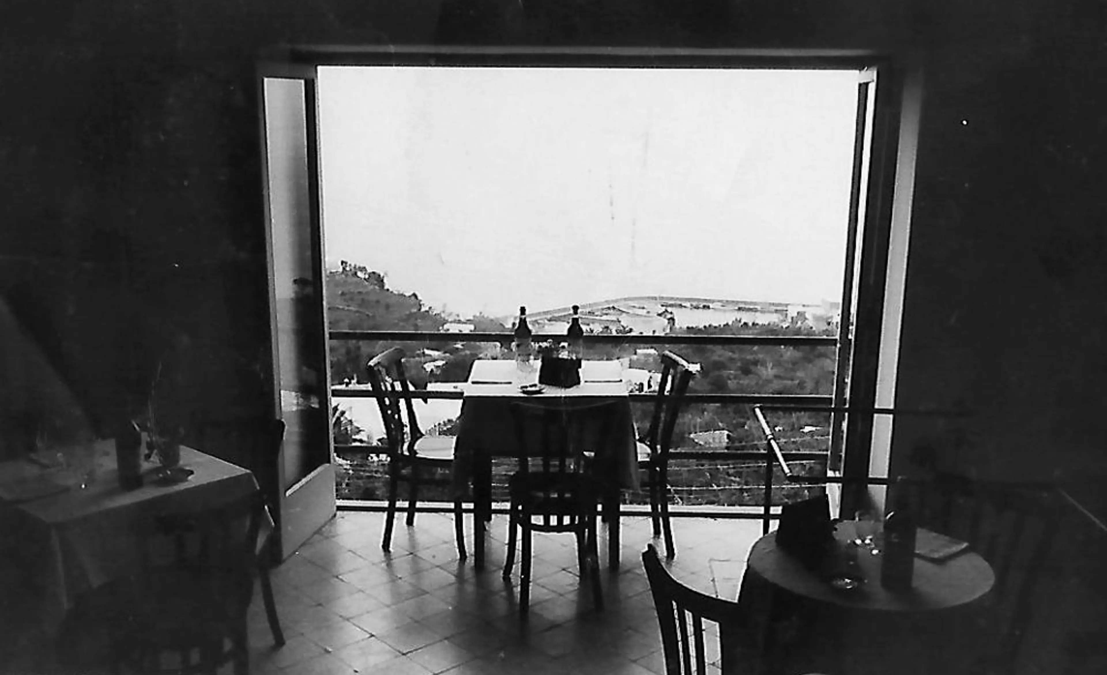 Vecchia foto del tavolo con vista