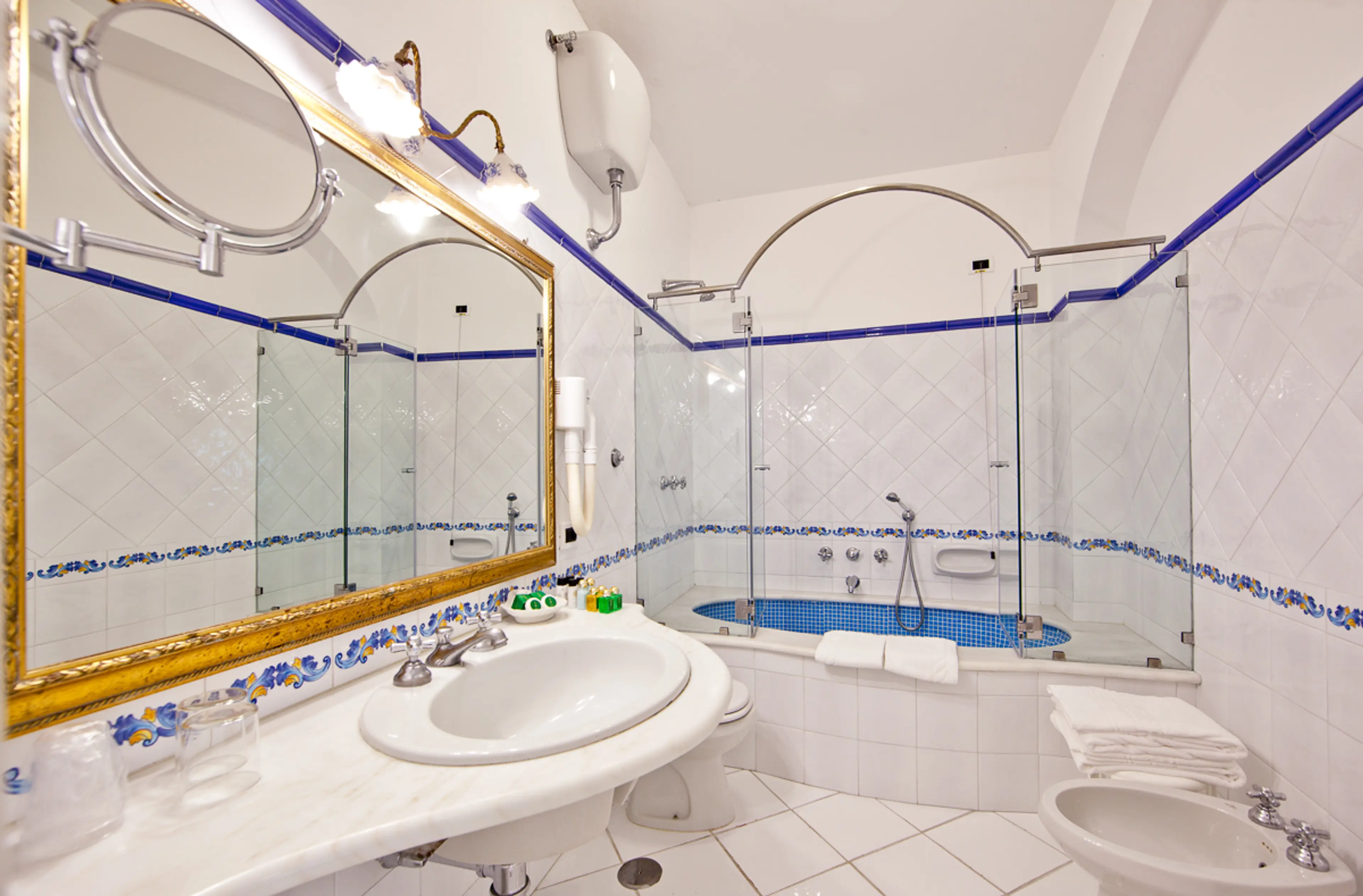 Classic Garden bathroom with mosaic tub