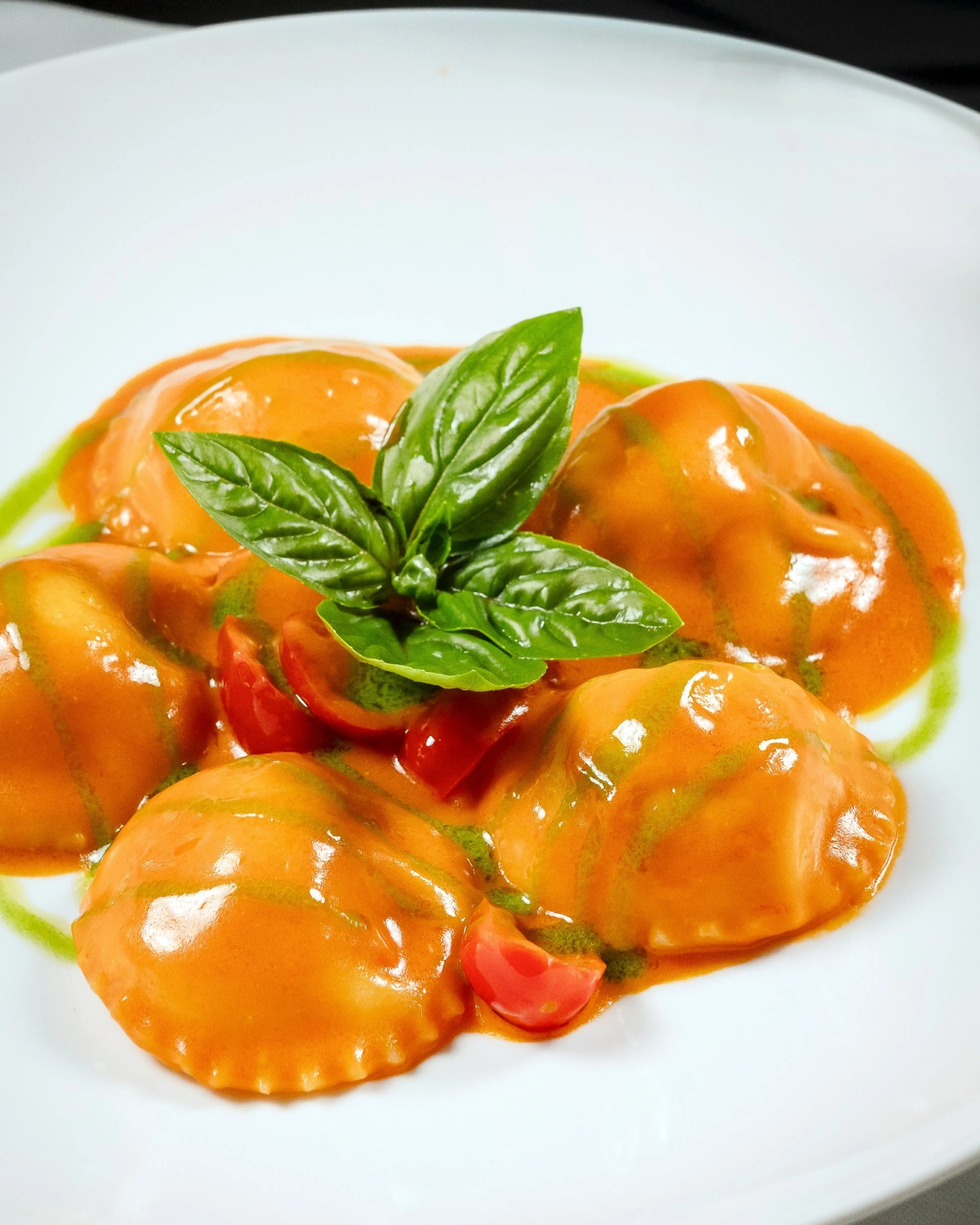 Stuffed ravioli with tomato sauce and basil