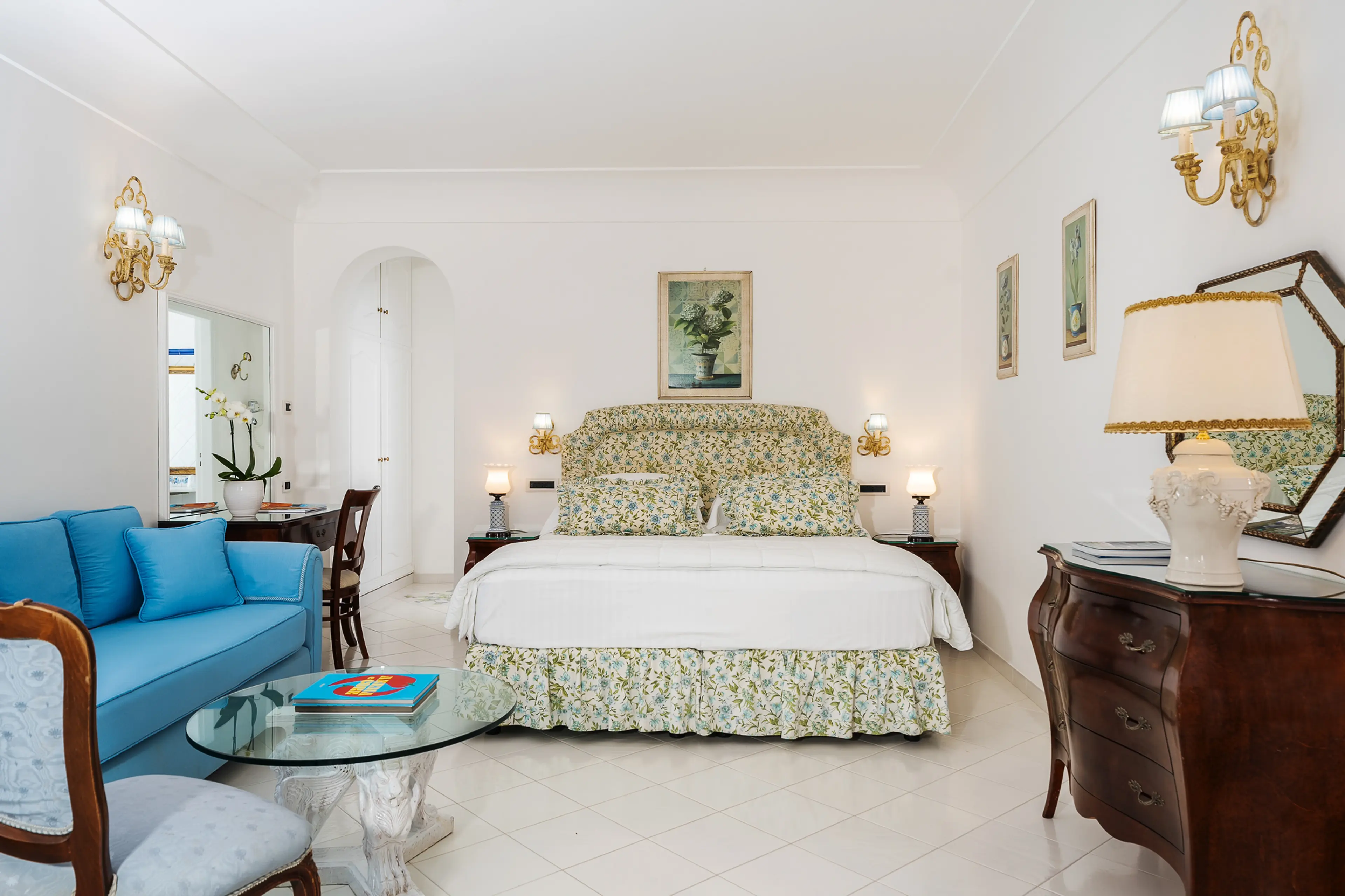 Guest room with period furnishings