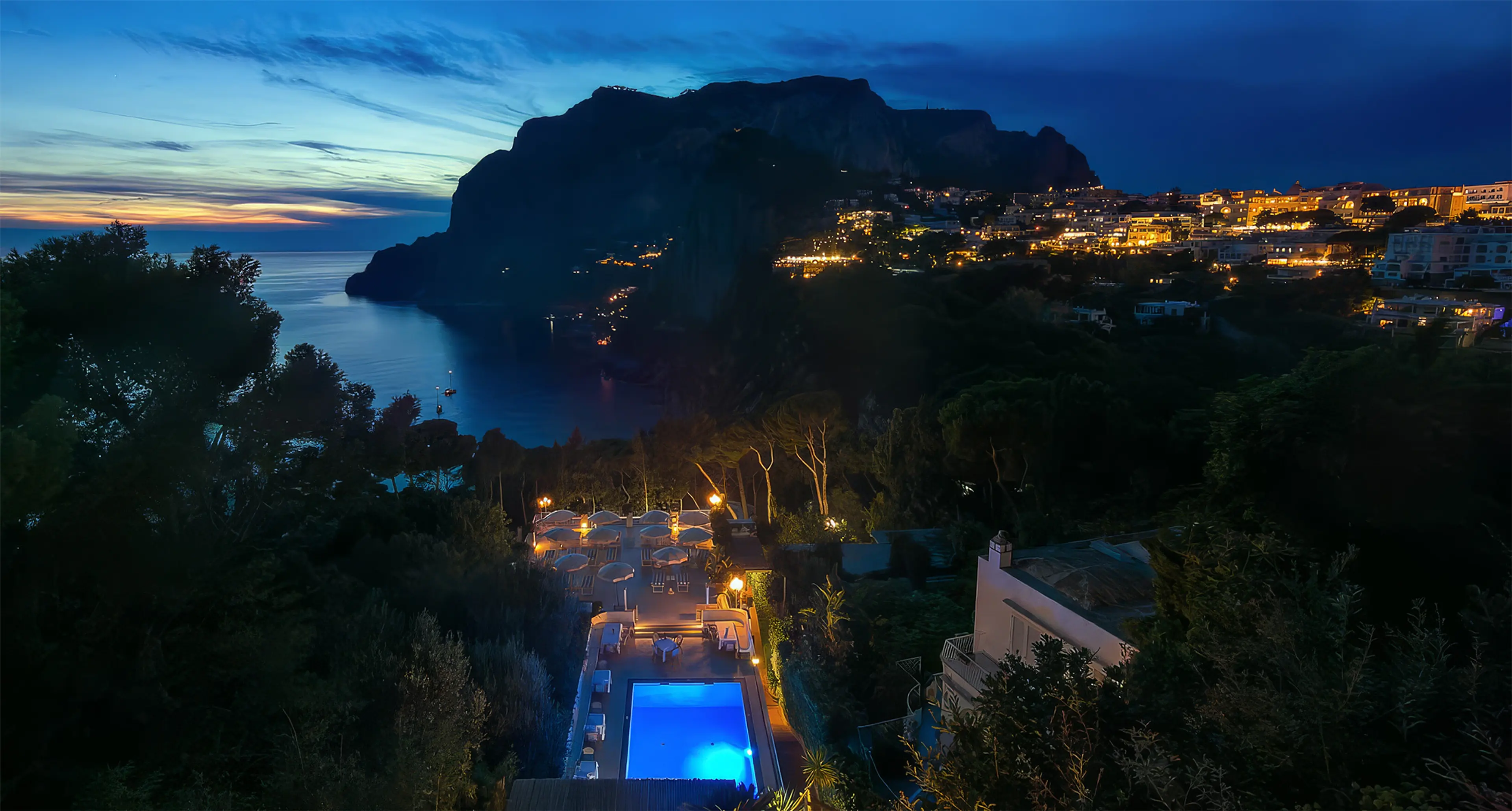 La piscina dell'hotel all'imbrunire
