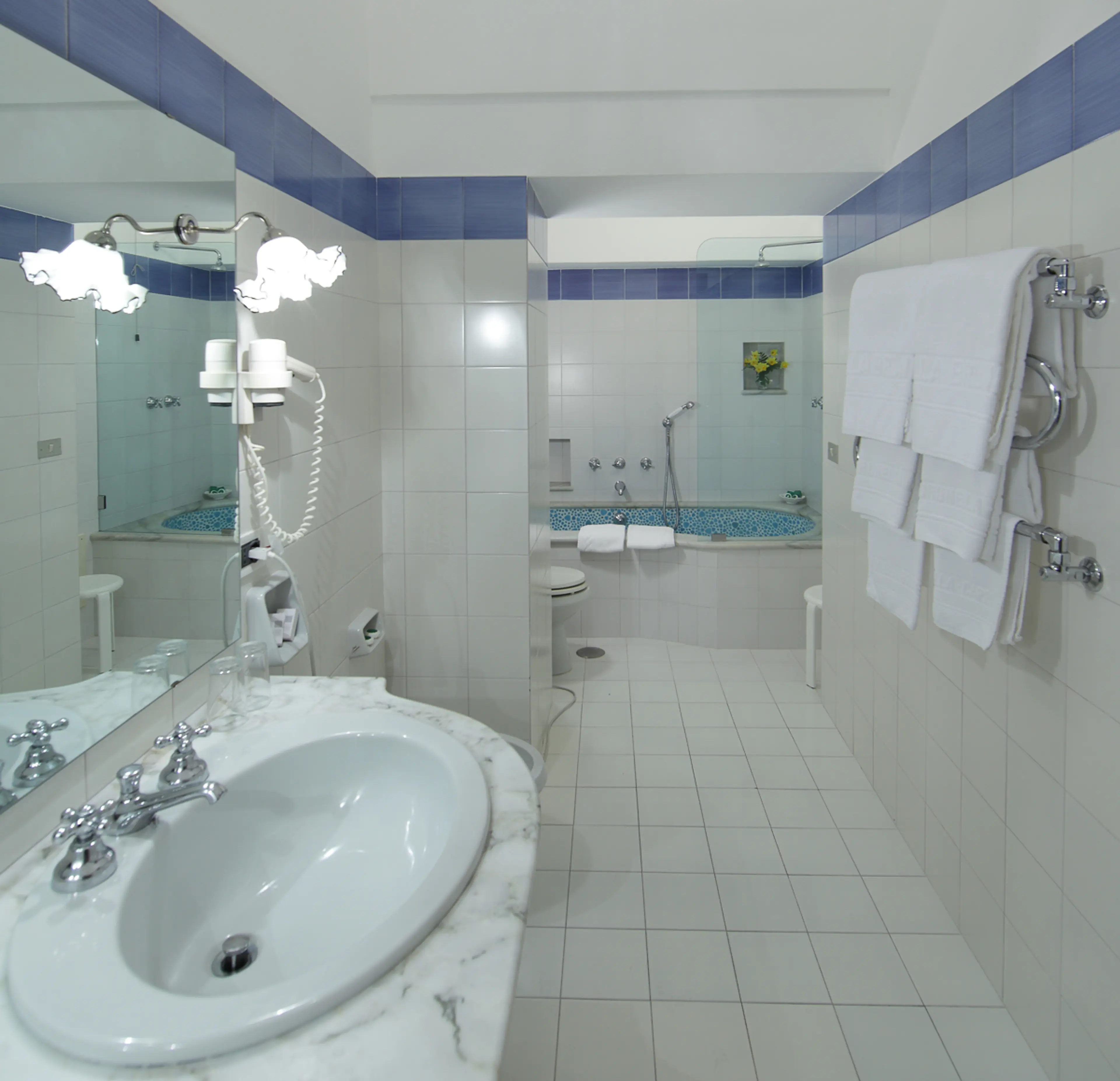 Lateral-facing bathroom with mosaic tub