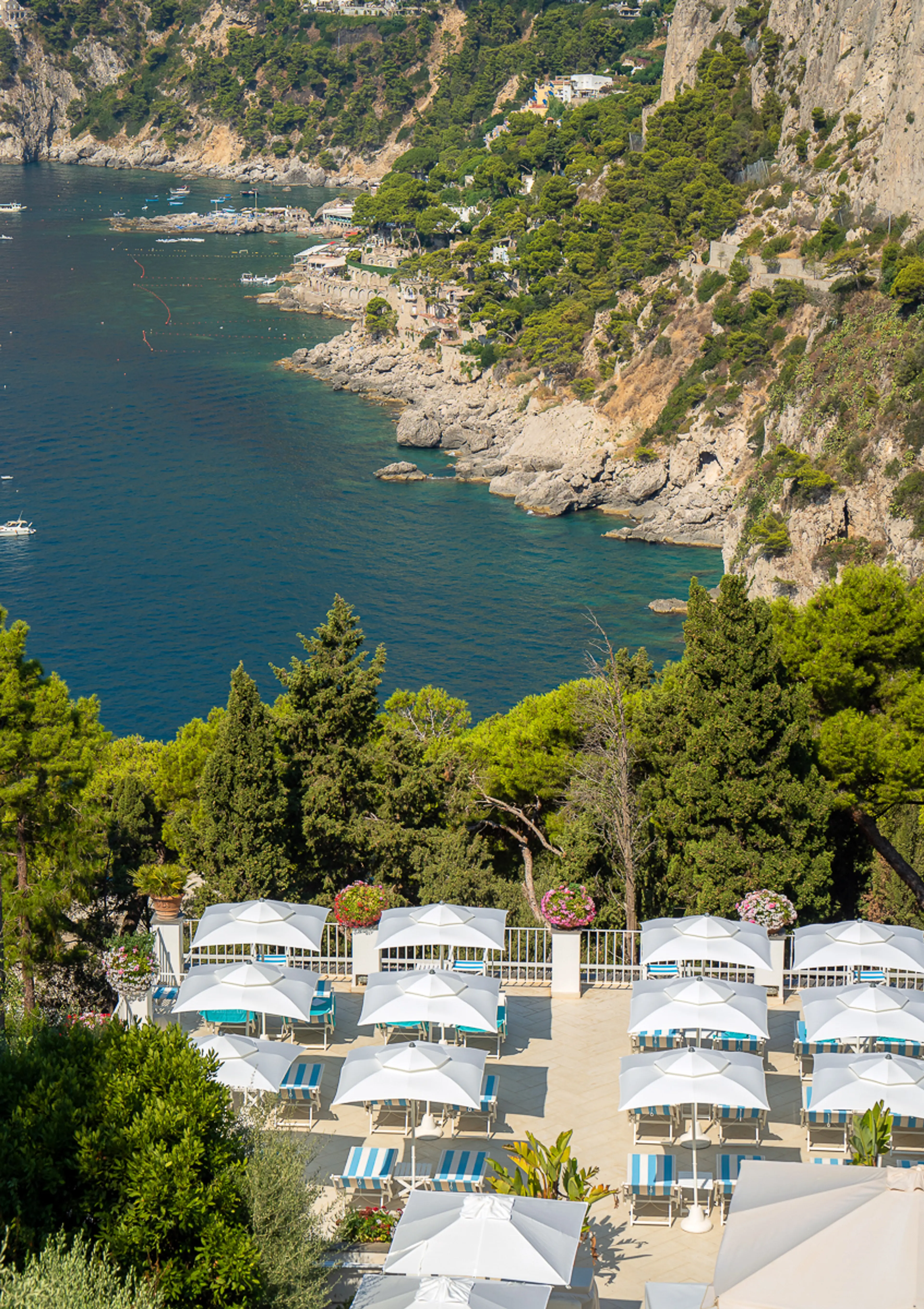 La terrazza piscina affacciata sulla costa di Capri