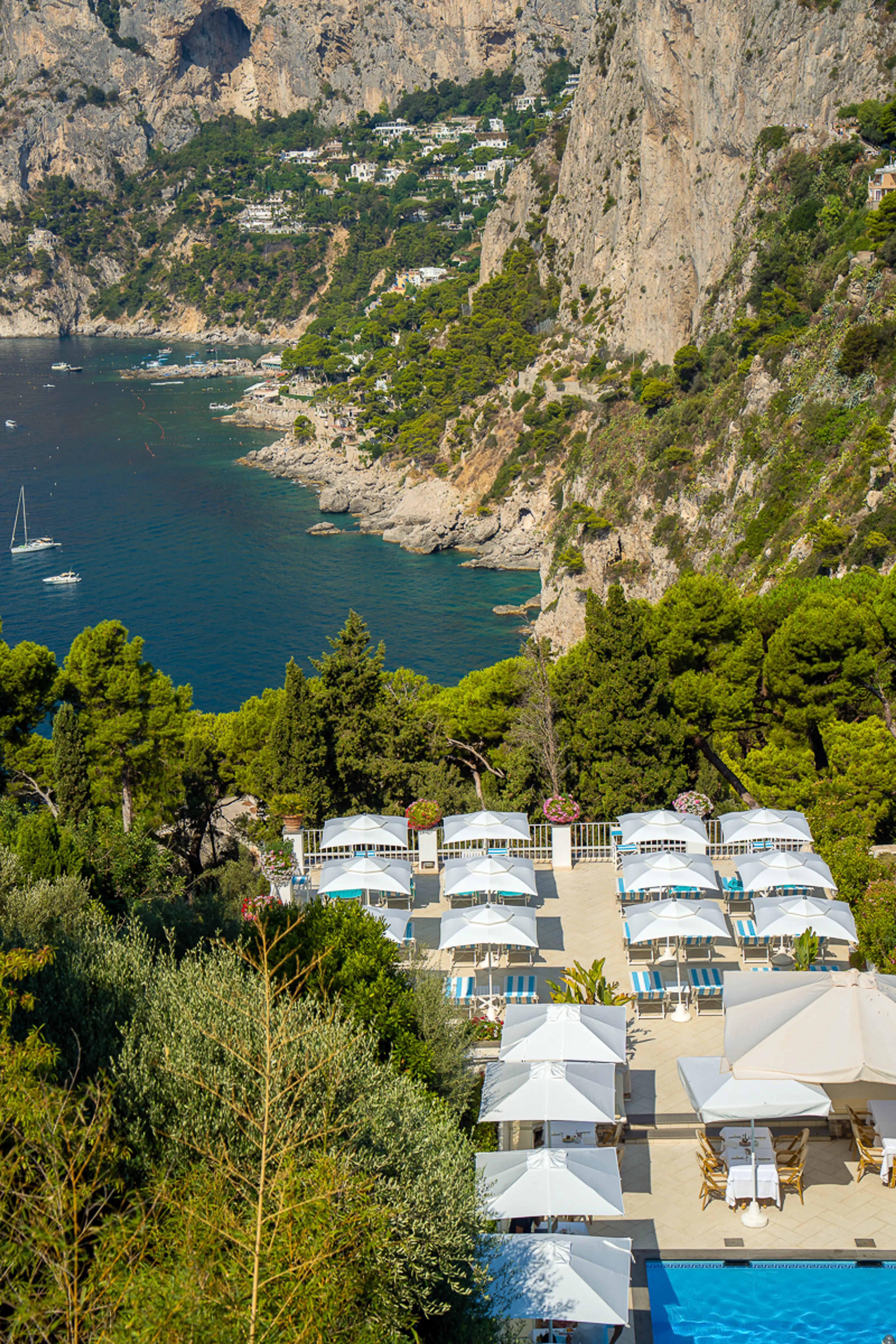 La terrazza piscina vista dall'alto su Marina Piccola