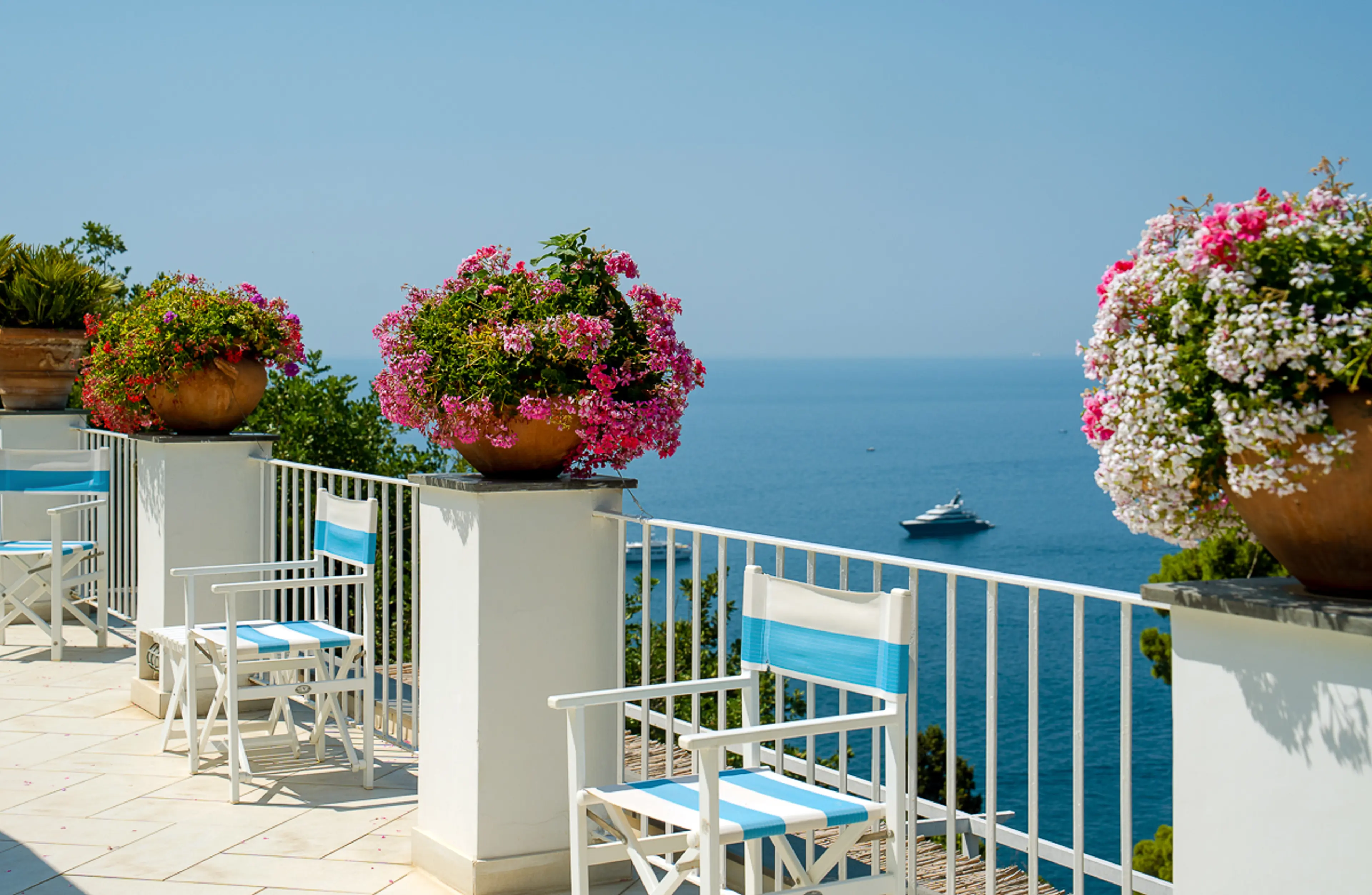La terrazza piscina fiorita con vista mare