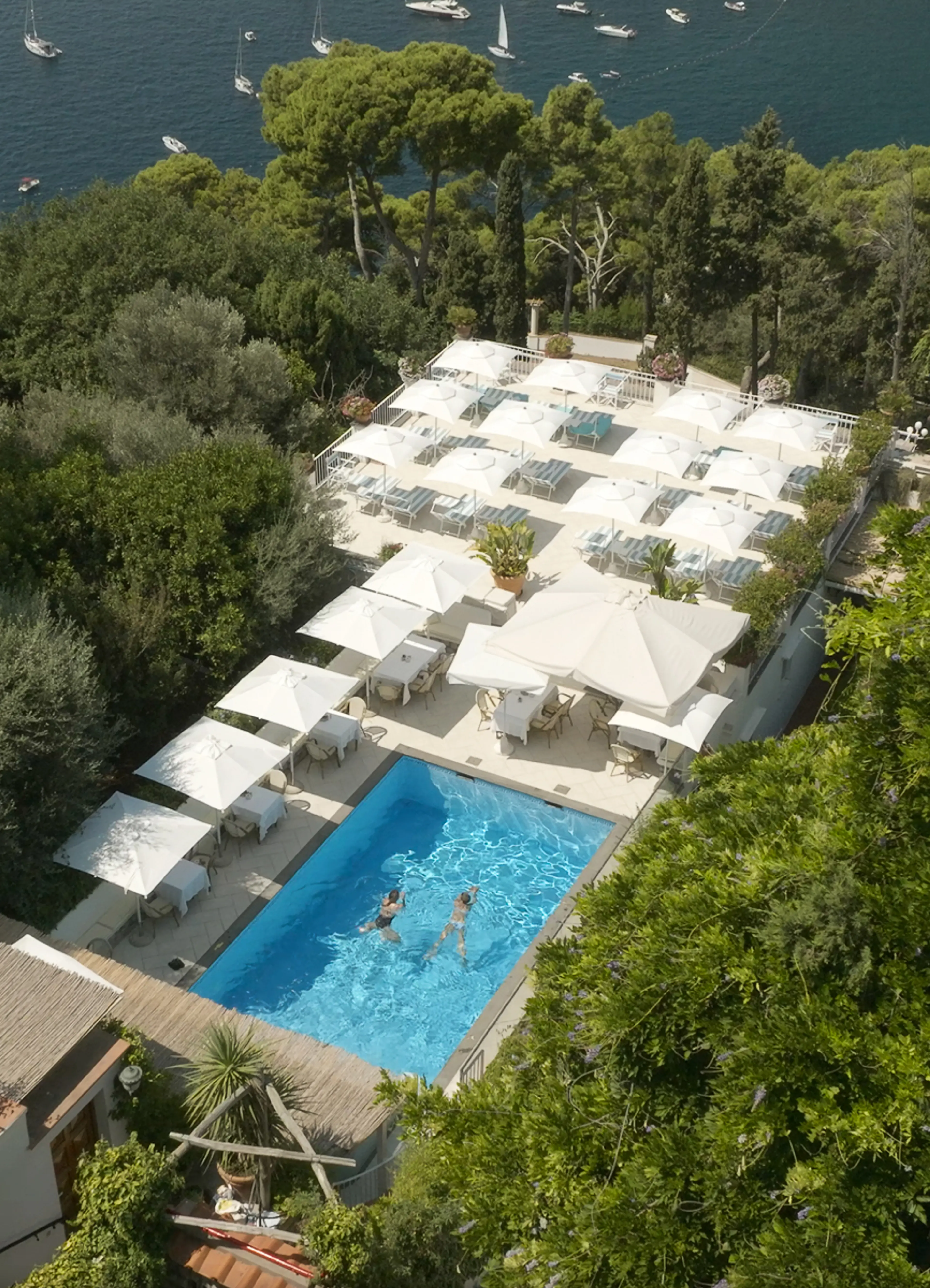 Vista aerea della piscina dell'hotel