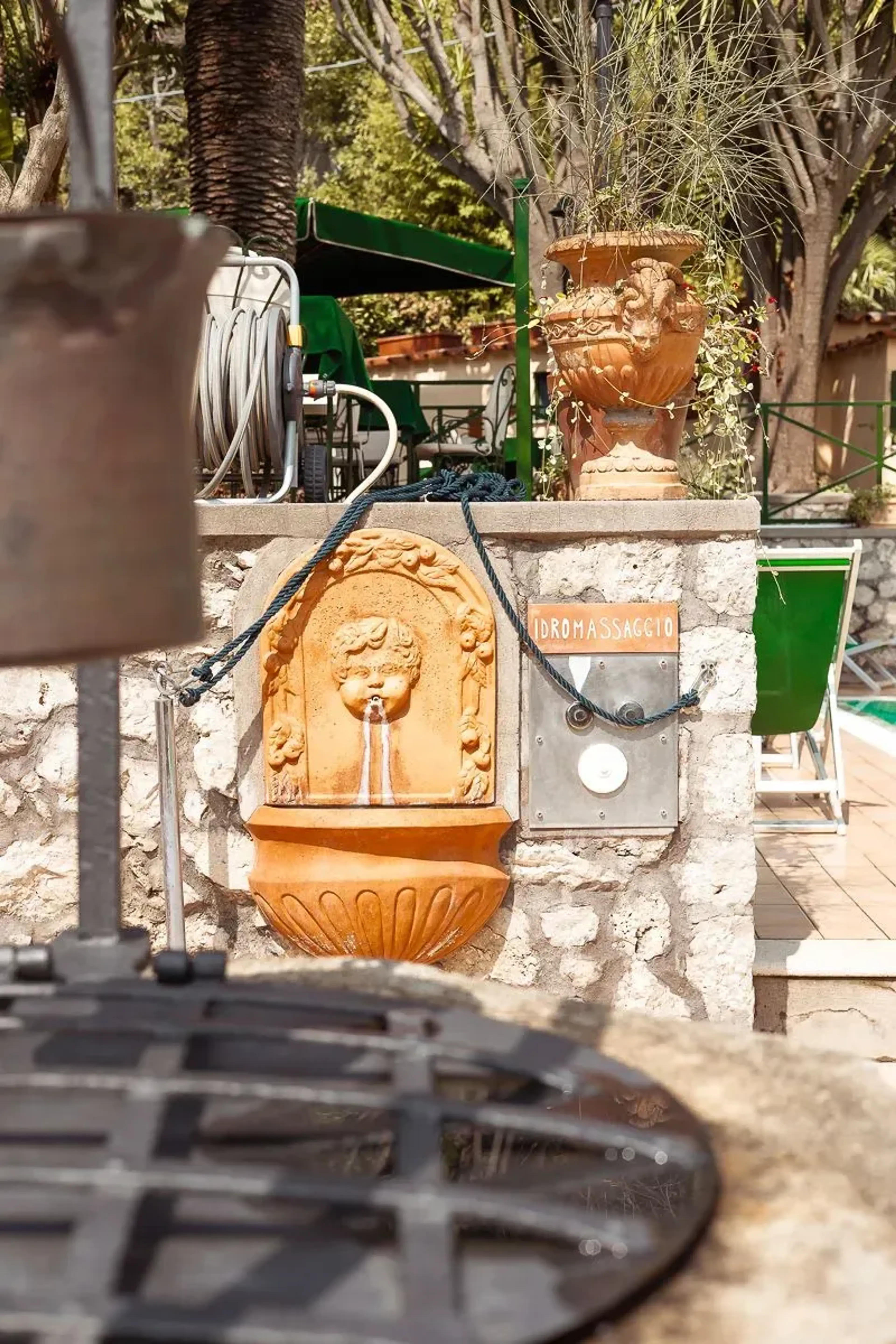 Garden fountain - Villa Sarah Capri