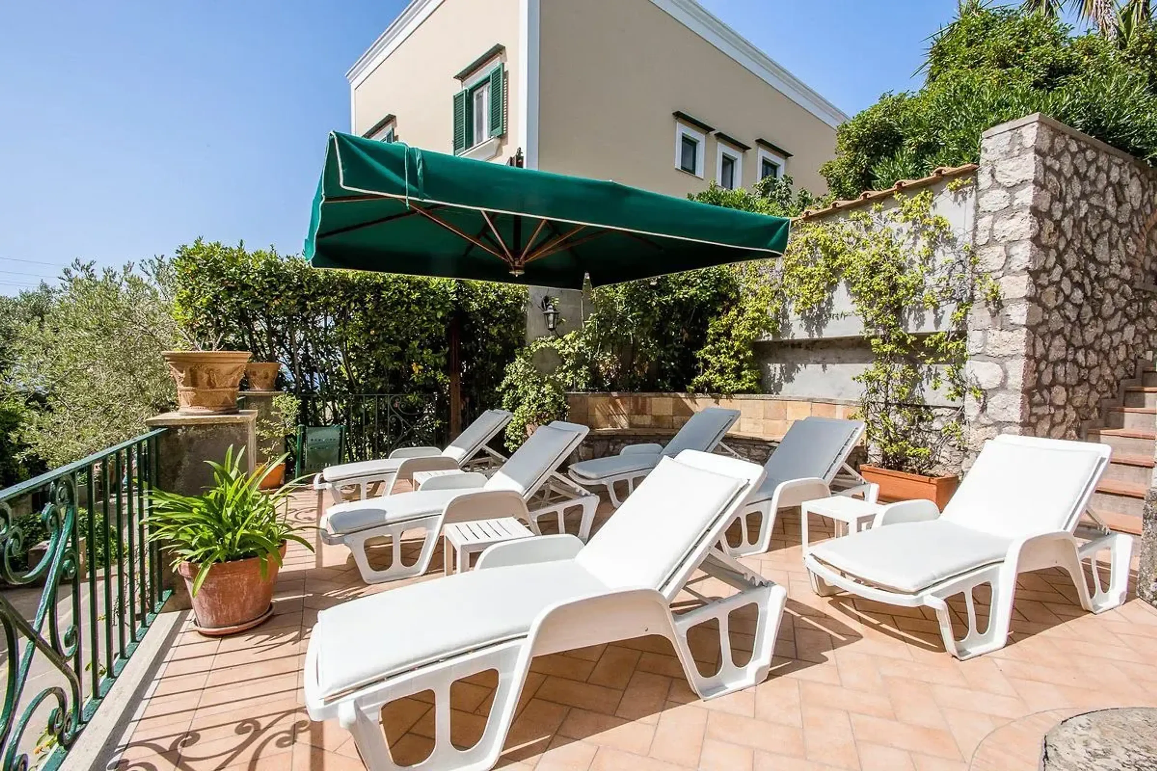 Sun terrace with loungers - Villa Sarah Capri