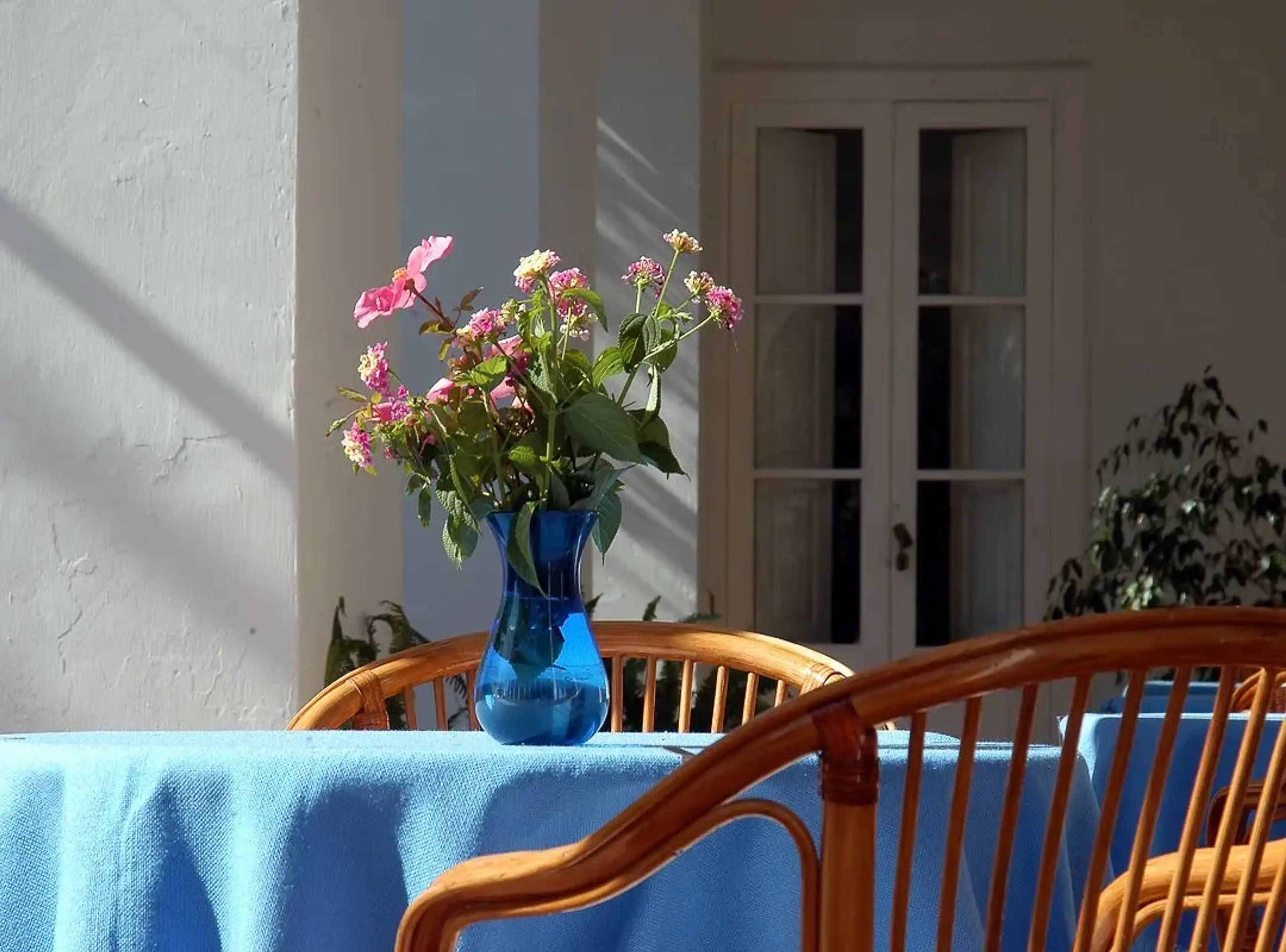 Table with flowers - Villa Sarah Capri