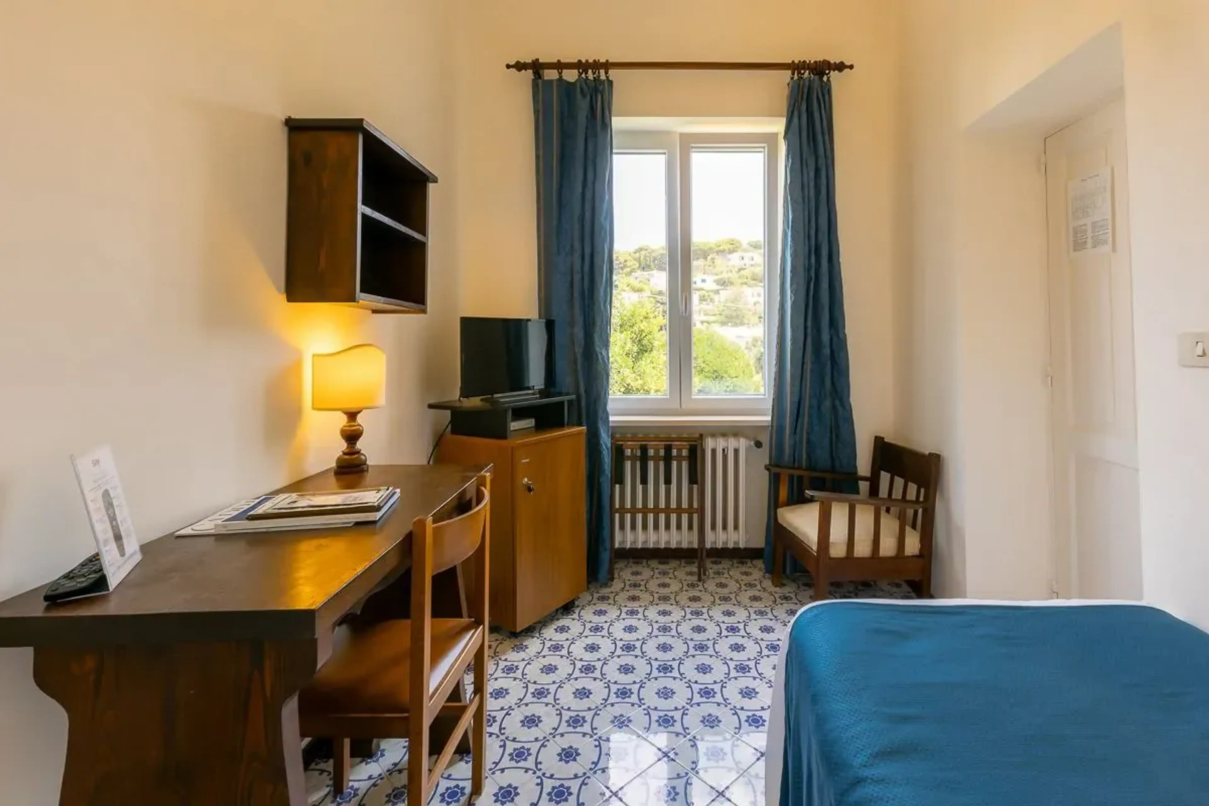 Room with desk - Villa Sarah Capri