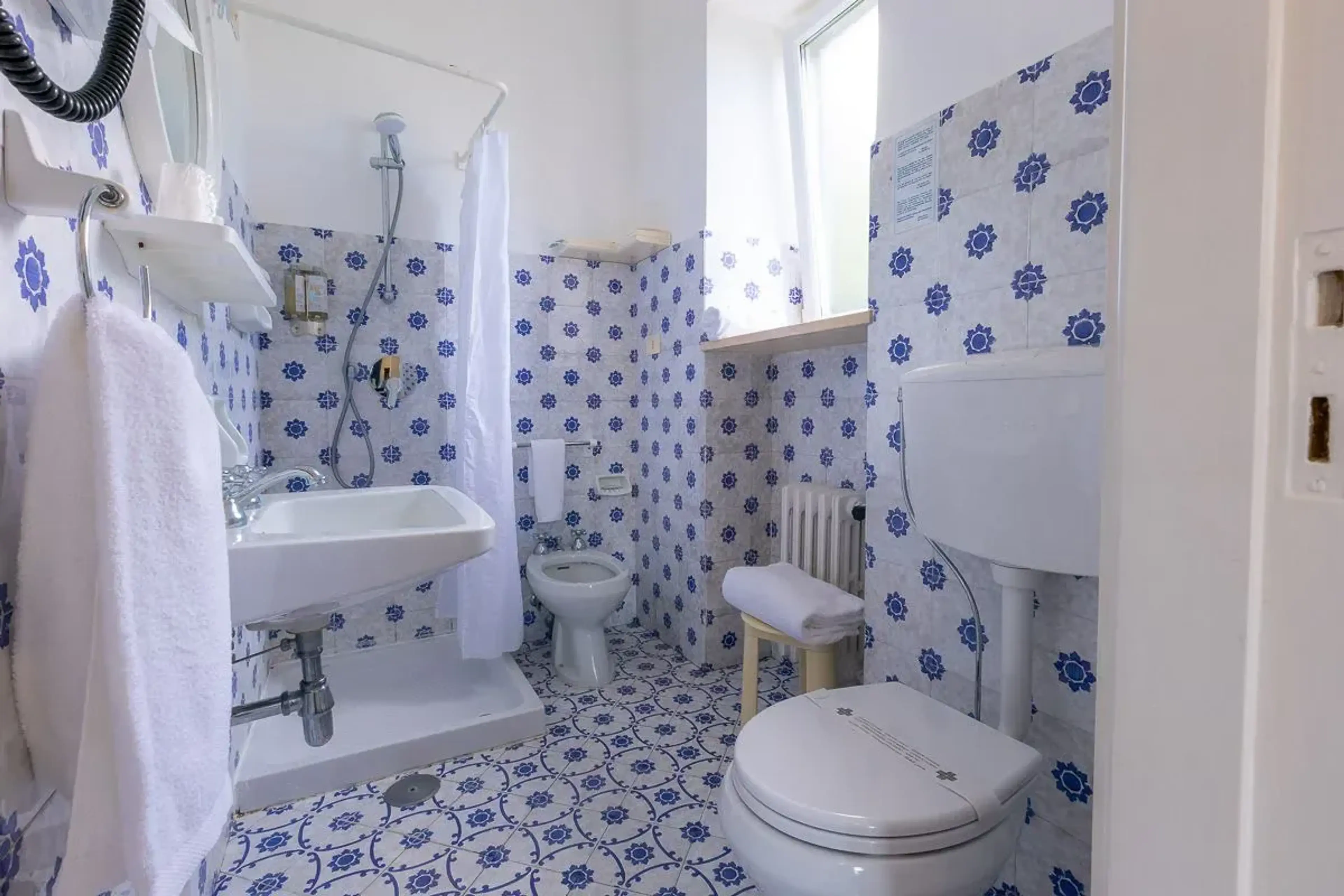 Bathroom with majolica - Villa Sarah Capri