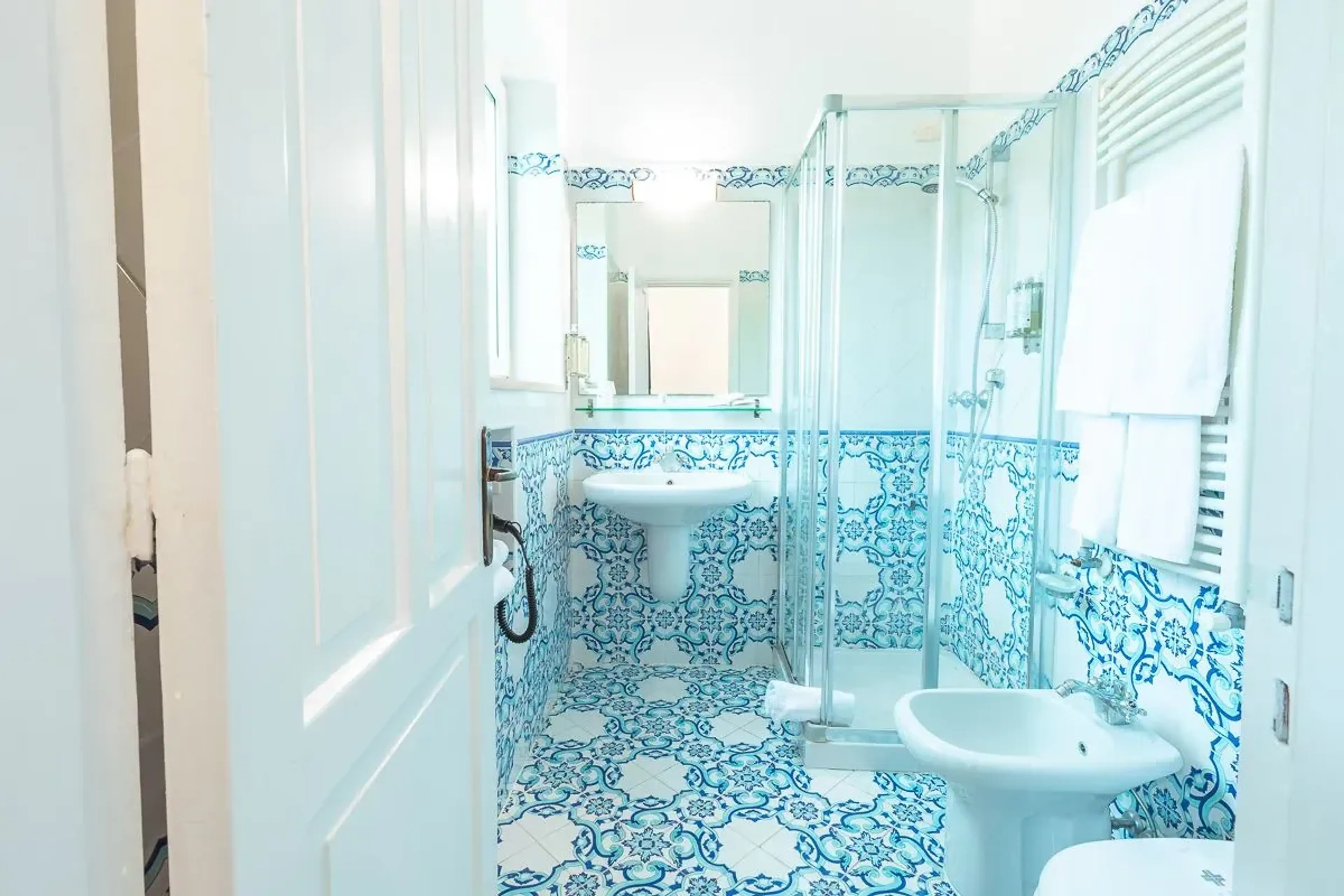 Bathroom with shower - Villa Sarah Capri