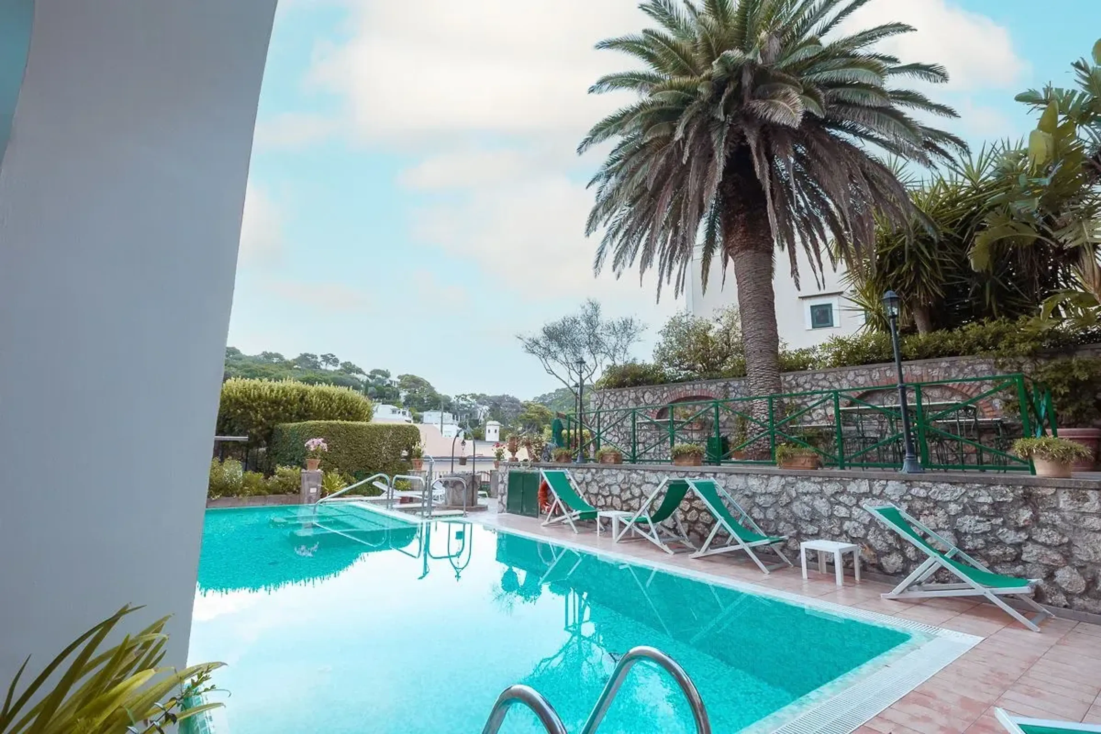 Pool with sunbeds - Villa Sarah Capri